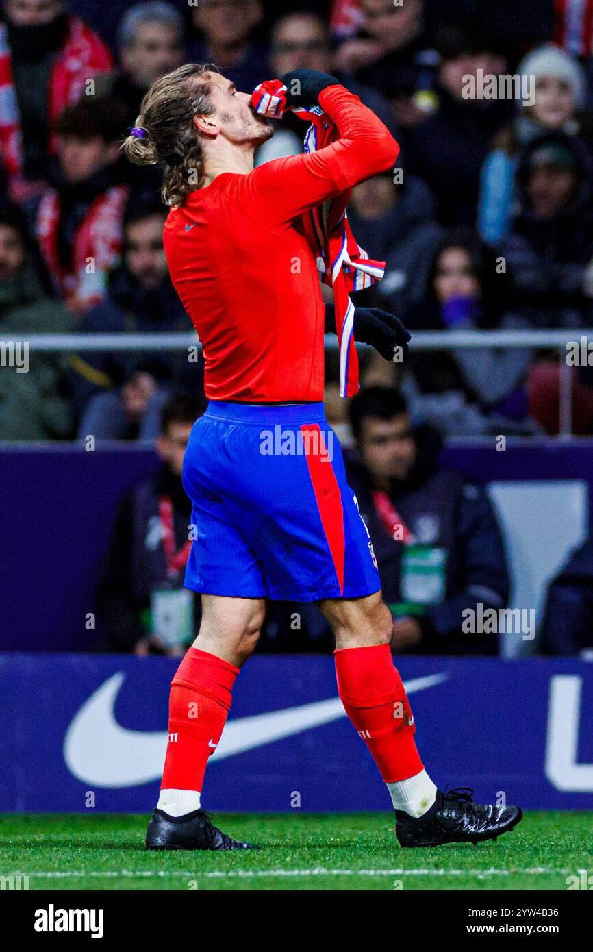 Fussball La Liga 16. Spieltag Atletico Madrid - FC Sevilla am 08.12.2024 im Wanda Metropolitano in Madrid Torjubel zum 4:3 durch Antoine Griezmann ( Madrid ) Foto: Revierfoto Stockfoto