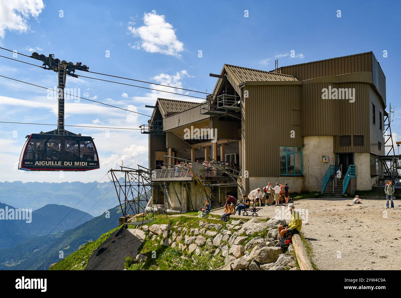 Eine Hütte, die die Seilbahnstation Plan de l'Aiguille (2317 m) verlässt, um die Aiguille du Midi (3842 m) zu erreichen, mit Wanderern im Sommer in Chamonix, Frankreich Stockfoto