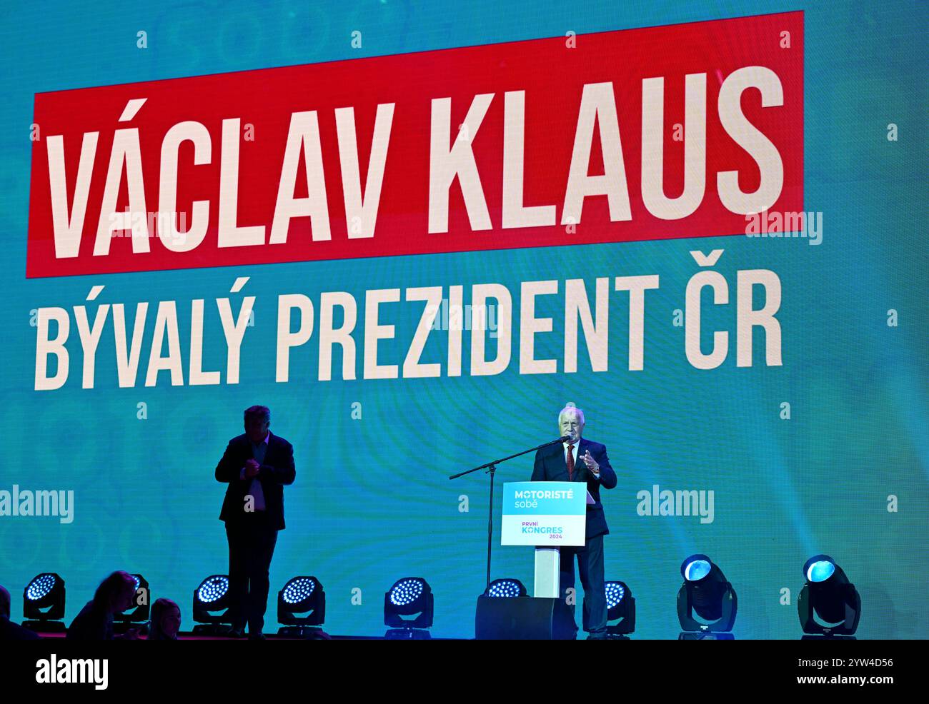 Prag, Tschechische Republik. Dezember 2024. Der ehemalige Staatschef und ODS-Gründer Vaclav Klaus spricht am Samstag, den 7. Dezember 2024, auf dem Automobilkongress in Prag, Tschechien, und wünscht der neuen Partei Erfolg und sagt, sie sollten sich offen an die politische Rechten halten. Quelle: Katerina Sulova/CTK Photo/Alamy Live News Stockfoto