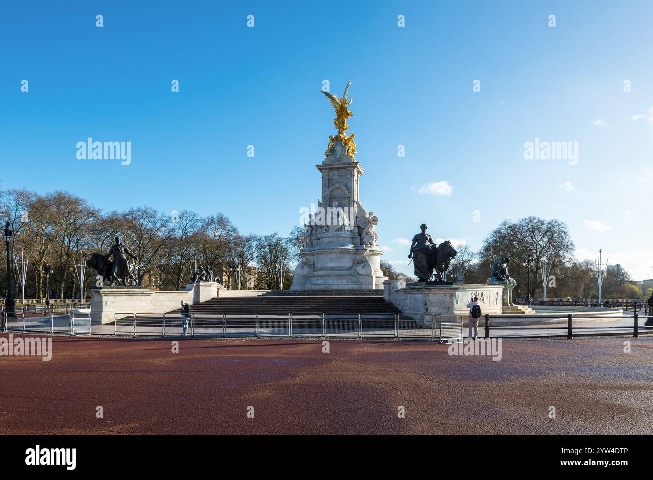 London, Großbritannien - 27. März 2024: Blick auf das Queen Victoria Monument in der Nähe des Royal Buckingham Palace, einem Wahrzeichen in London, Großbritannien. Stockfoto