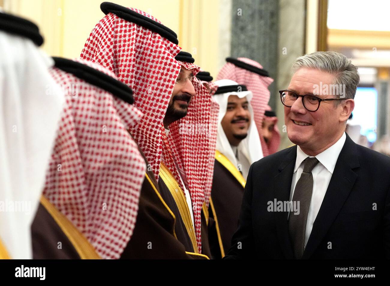 Premierminister Sir Keir Starmer trifft die offizielle Delegation, als er während seiner dreitägigen Reise in die Vereinigten Arabischen Emirate, Saudi-Arabien und Zypern am Königlichen Hof in Riad, Saudi-Arabien, ankommt. Bilddatum: Montag, 9. Dezember 2024. Stockfoto