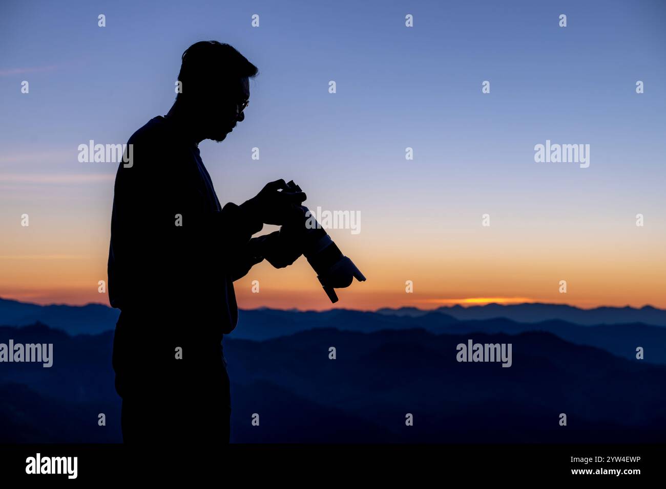 Man Silhouette Fotograf fotografiert auf einem Hügel Stockfoto