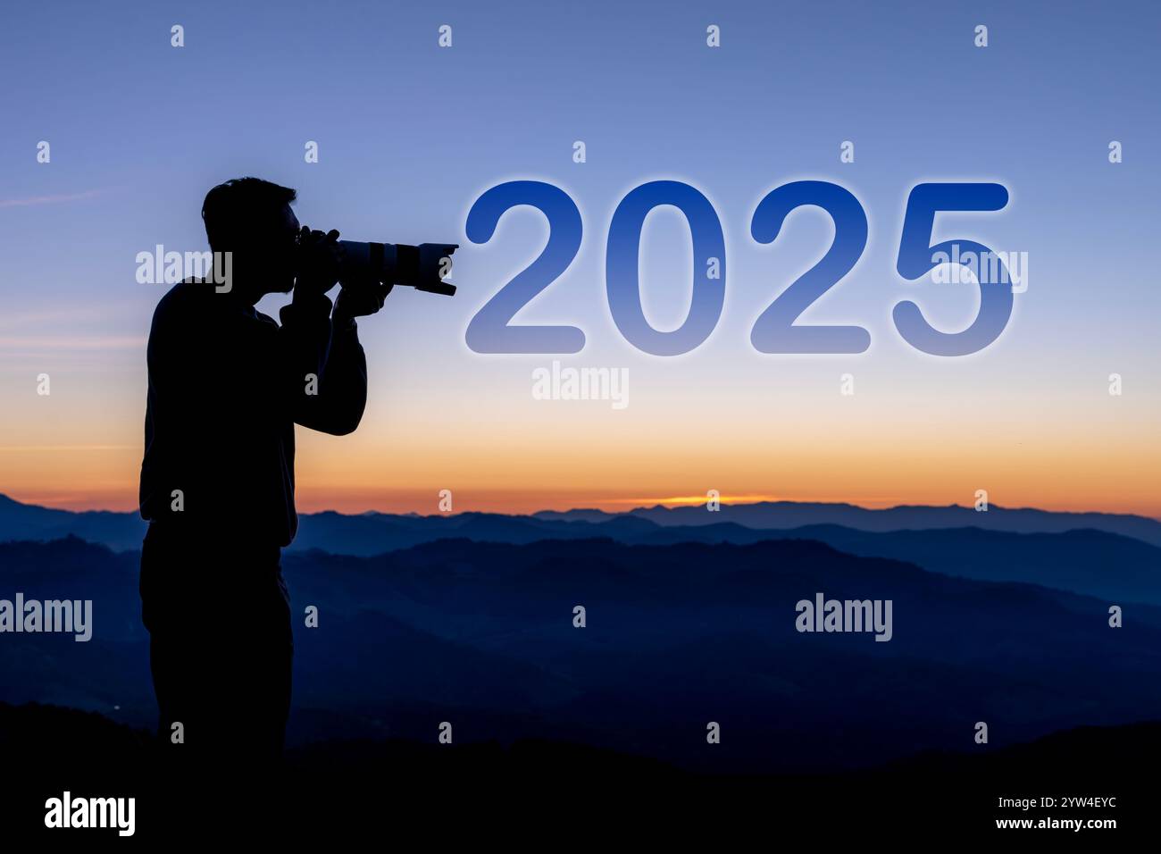 Neues Jahr 2025, beginne ein neues Jahr. Fotograf und Sonnenuntergangshimmel mit dem Text 2025. Chance, Herausforderung und Strategie im Jahr 2025. Pläne, Ziele und Visionen Stockfoto