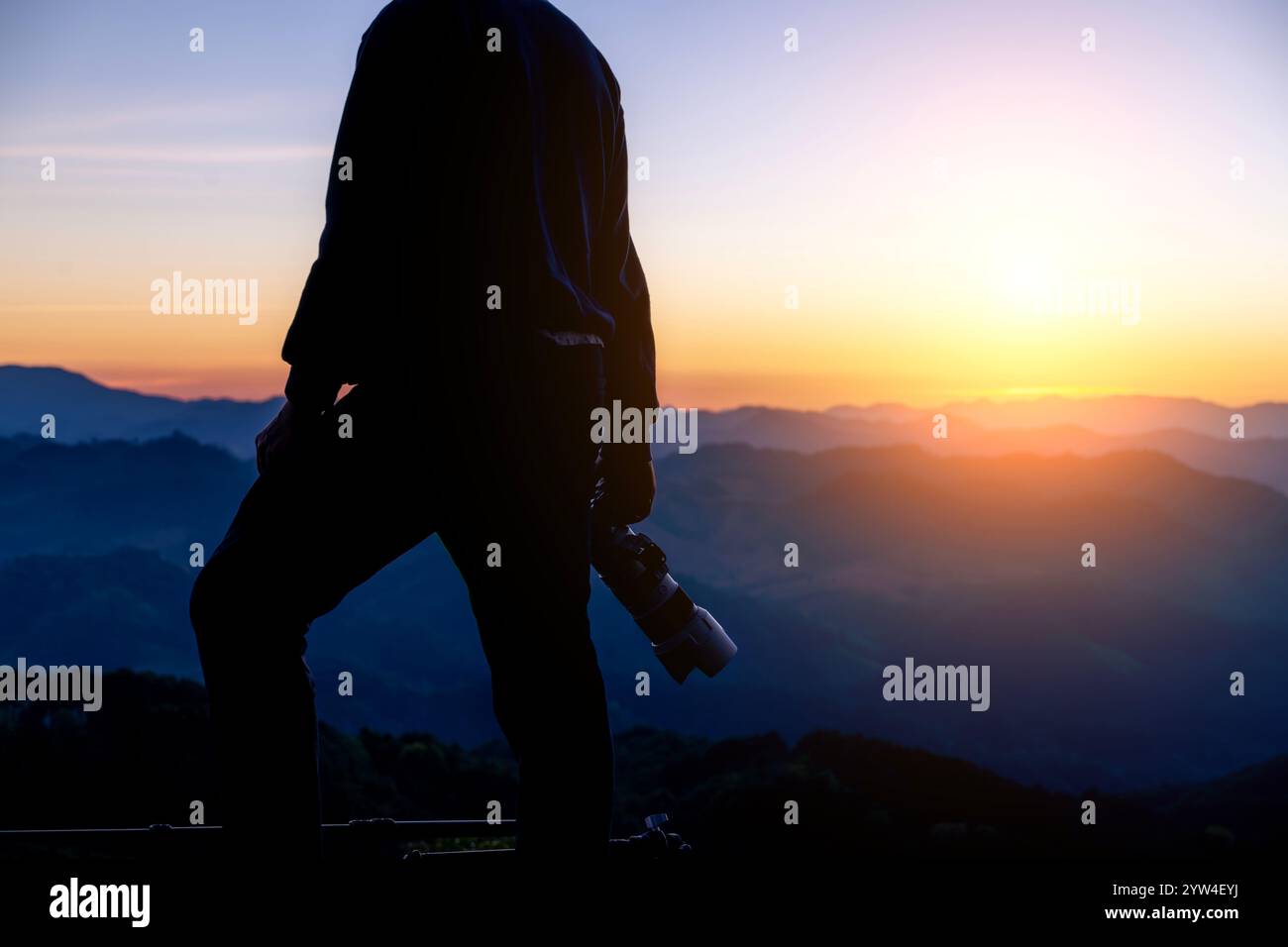 Man Silhouette Fotograf fotografiert auf einem Hügel Stockfoto