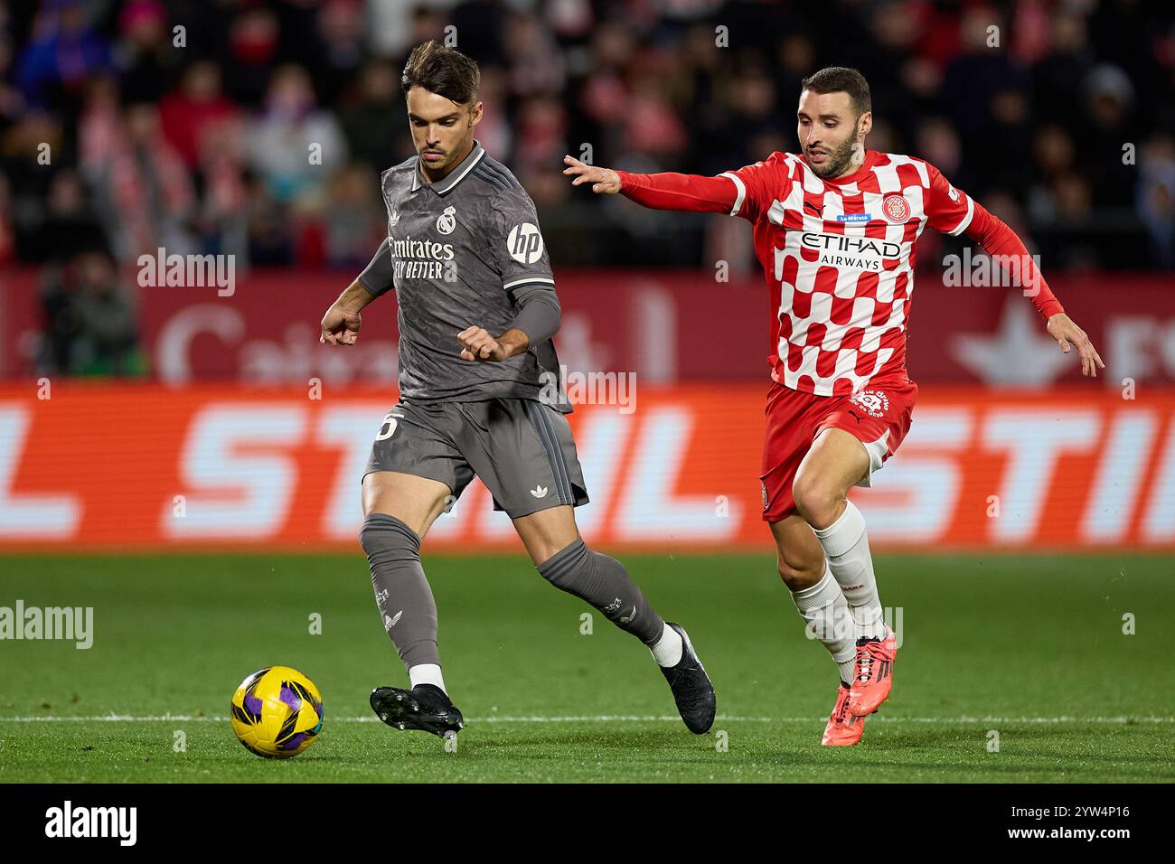 Raul Asencio von Real Madrid in Aktion mit Abel Ruiz vom Girona FC während des LaLiga-Spiels zwischen Girona FC und Real Madrid CF im Montilivi Stadion ON Stockfoto