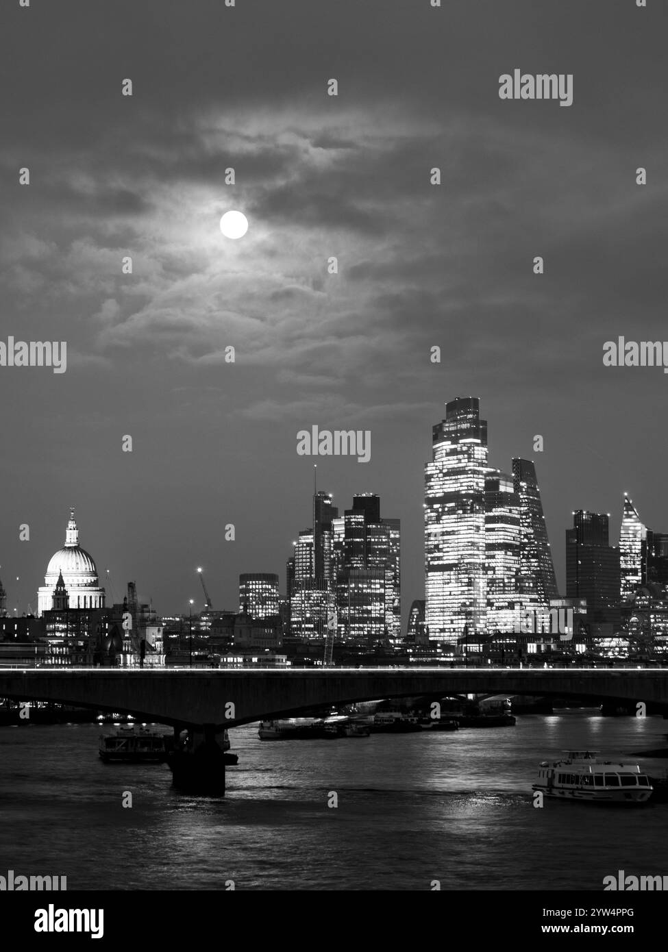 Schwarz-weiß-Landschaft der City of London, bei Nacht, mit Vollmond, Wolkenkratzern, St. Pauls Cathedral, Themse, London, England, Großbritannien. Stockfoto