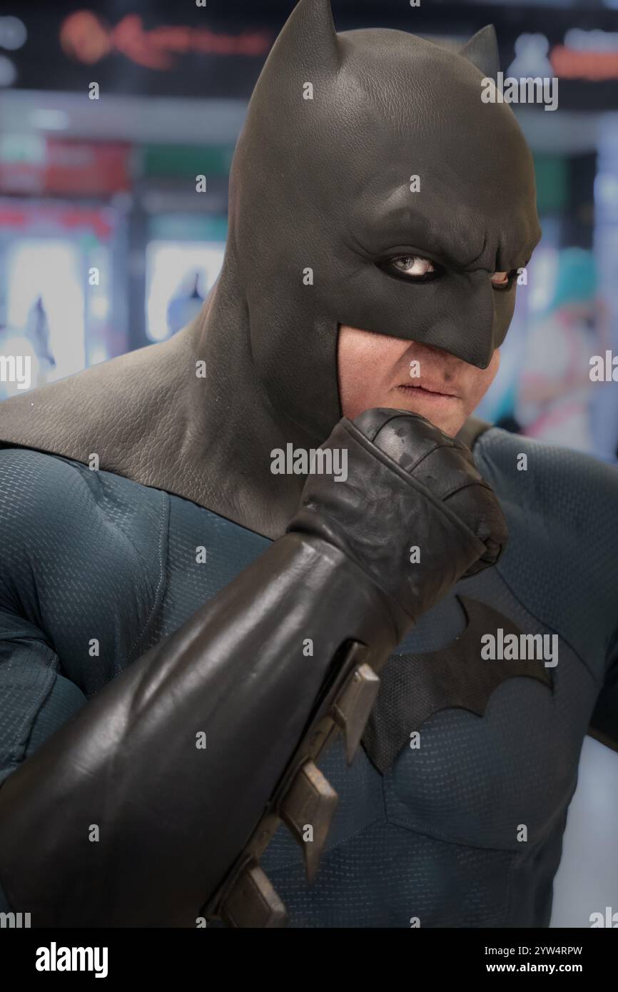 BIRMINGHAM, GROSSBRITANNIEN - 30. NOVEMBER 2024. Porträt eines männlichen Cosplayers, der als Batman aus der DC Comics-Reihe gekleidet ist, mit hochgezogenen Fäusten Stockfoto