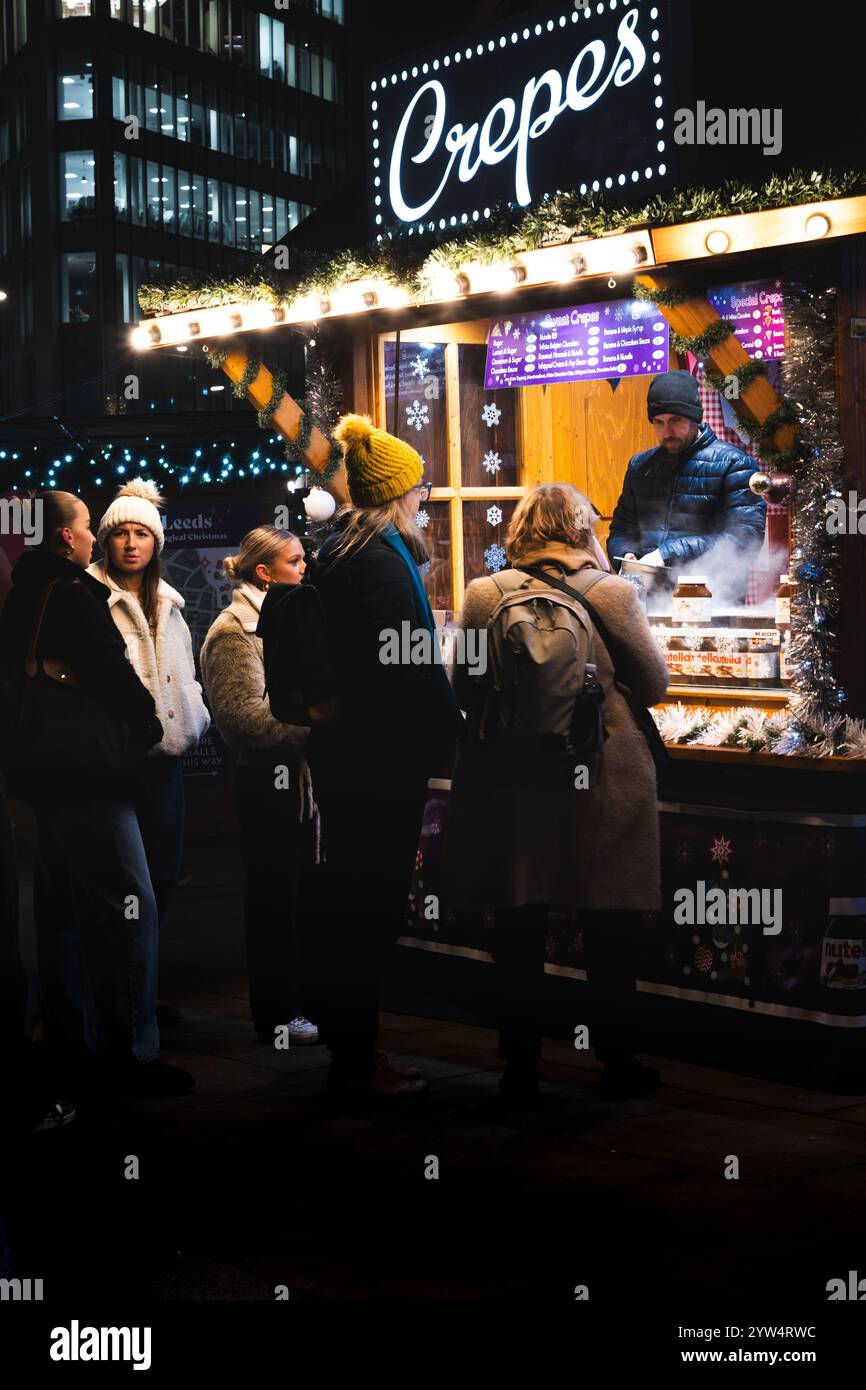 CITY SQUARE, LEEDS, GROSSBRITANNIEN - 28. NOVEMBER 2024. Ein farbenfroher Marktstand, der Crepes an Käufer verkauft, auf dem Leeds Christmas Market am City Square, Leeds, Stockfoto