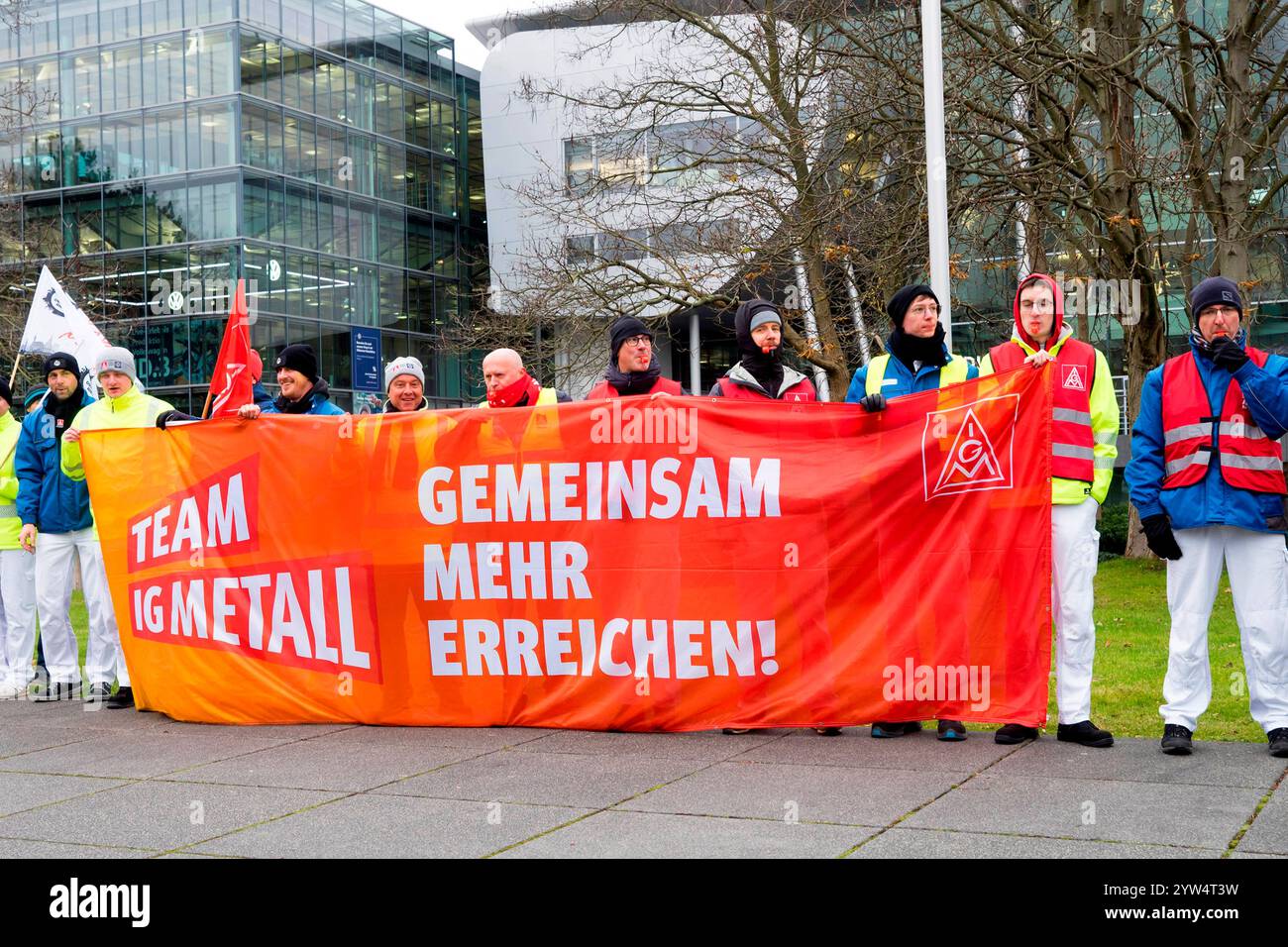 Dresden.Autoindusdrie.VW-Krise.Vierstündiger Warnstreik beim VW-Standort Dresden - Gläserne Manufaktur. Beschäftigte an den sächsischen VW-Standorten haben für vier Stunden die Arbeit niedergelegt. Laut IG Metall legt fast 6,000 Beschäftigte die Arbeit vorübergehend nieder. In neun der zehn deutschen VW-Werke stehen die Montagebänder am Montag zeitweise still. Unter anderem auch in den sächsischen VW-Standorten. Parallel wird in Wolfsburg verhandelt. VW Standort Gläserne Manufaktur. Dresden, 09.12.2024 *** Dresden Autoindusdrie VW-Krise vierstündiger Warnstreik bei VWs Dresden Gläserne Manuf Stockfoto