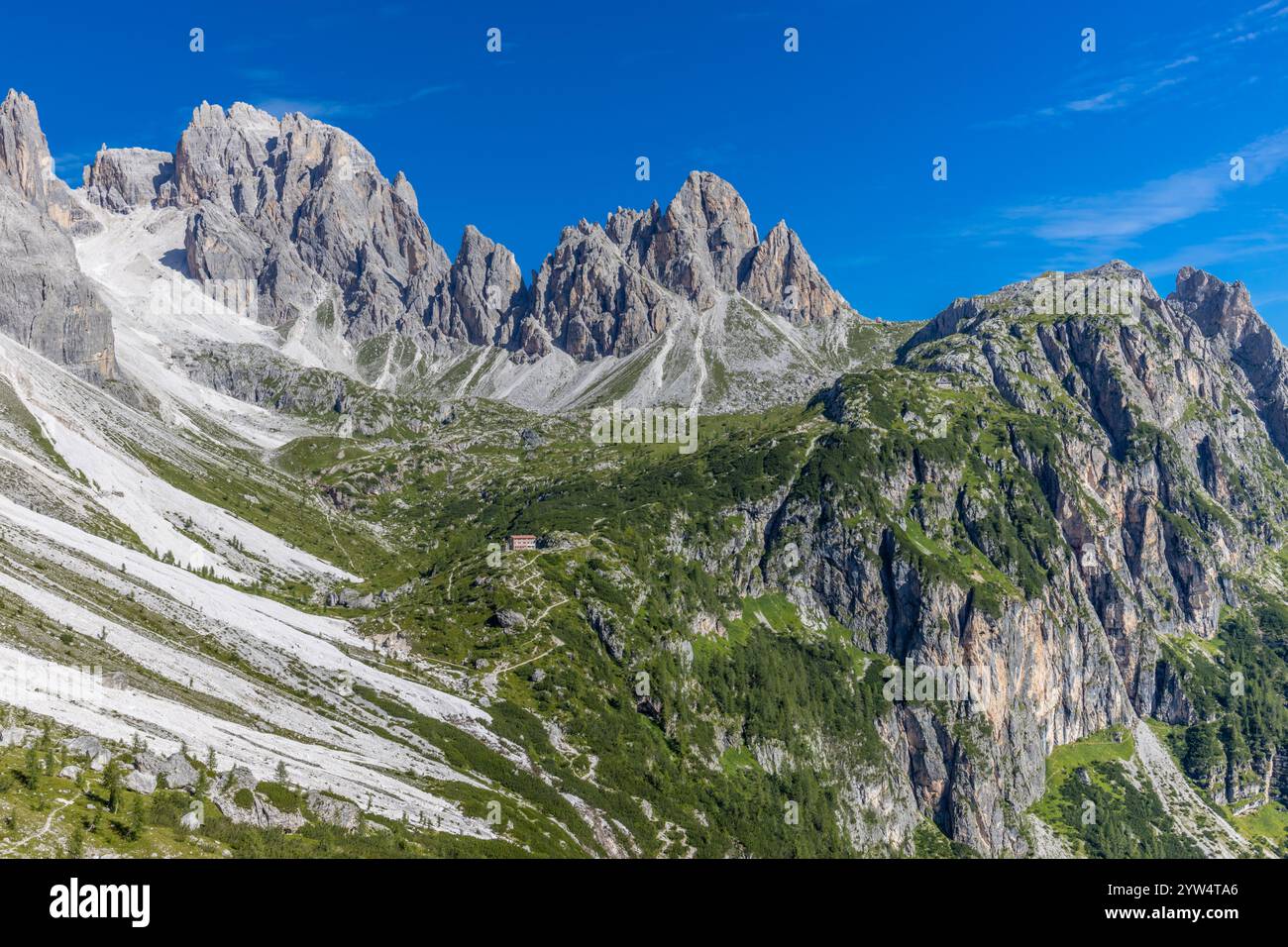 Monte Popera Dolomiten wunderschöne Landschaft. Malerischer felsiger Gipfel der Dolomiten in Italien. Felsiger Blick auf den Gipfel an einem sonnigen Sommertag Stockfoto