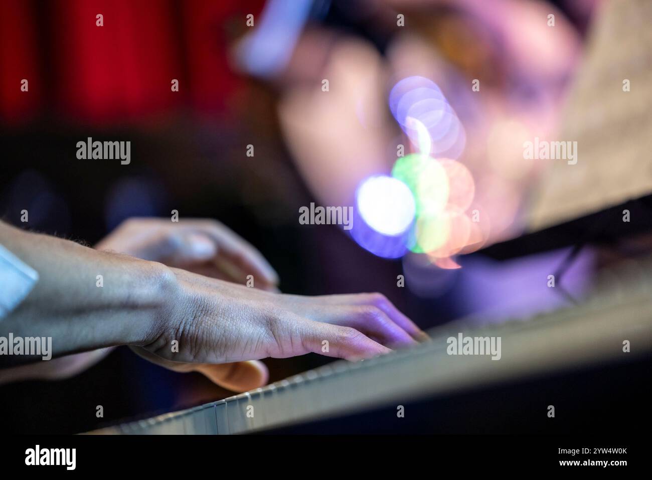 Nahaufnahme einer Hand, die Klavier spielt, Keyboard auf der Bühne Stockfoto