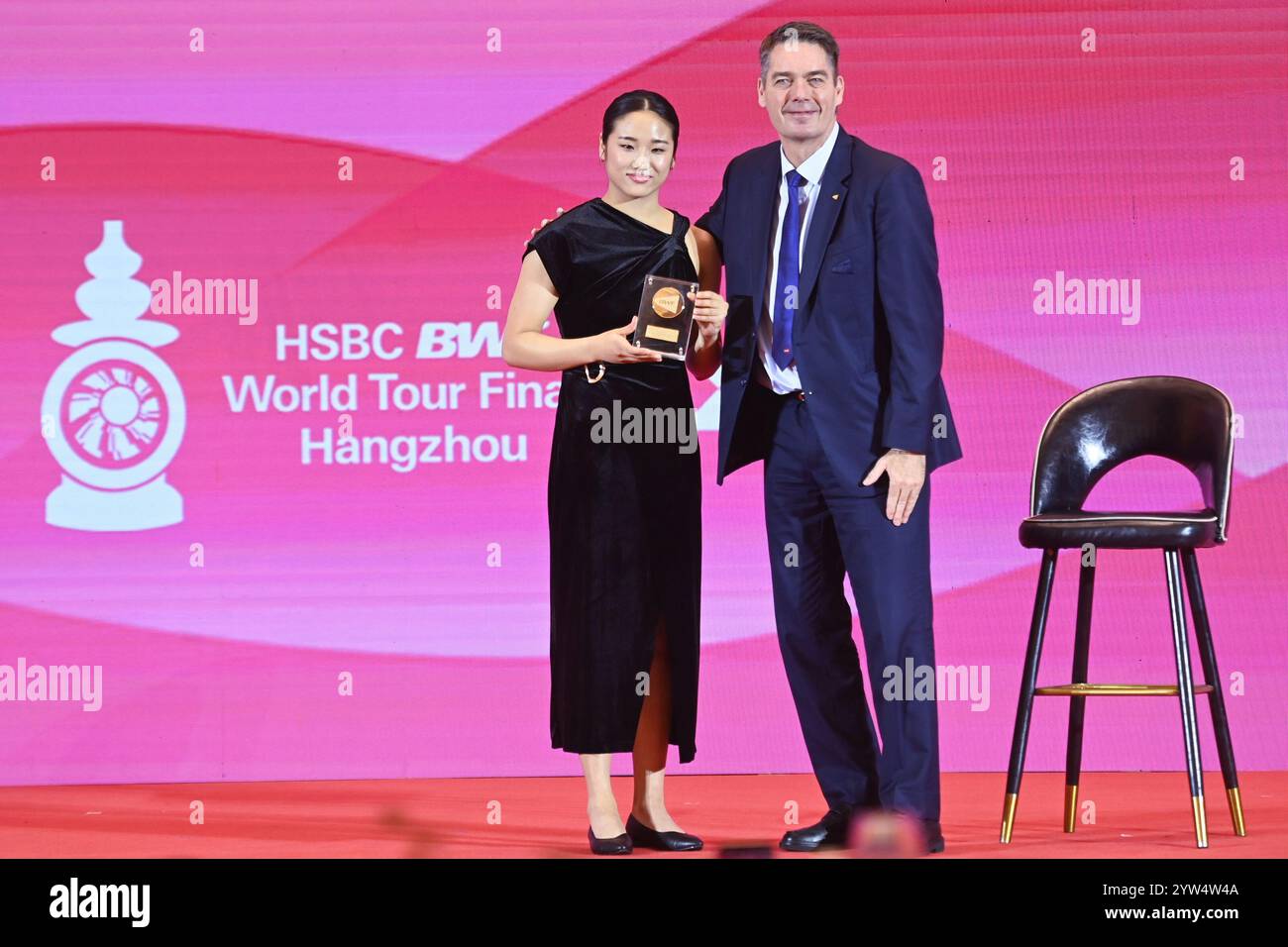 Hangzhou, chinesische Provinz Zhejiang. Dezember 2024. Ein Seyoung (L) aus Südkorea und BWF-Präsident Poul-Erik Hoyer Larsen machen Fotos bei der jährlichen Preisverleihung während des BWF World Tour Begrüßungsbanketts in Hangzhou, ostchinesischer Provinz Zhejiang, 9. Dezember 2024. Quelle: Huang Zongzhi/Xinhua/Alamy Live News Stockfoto