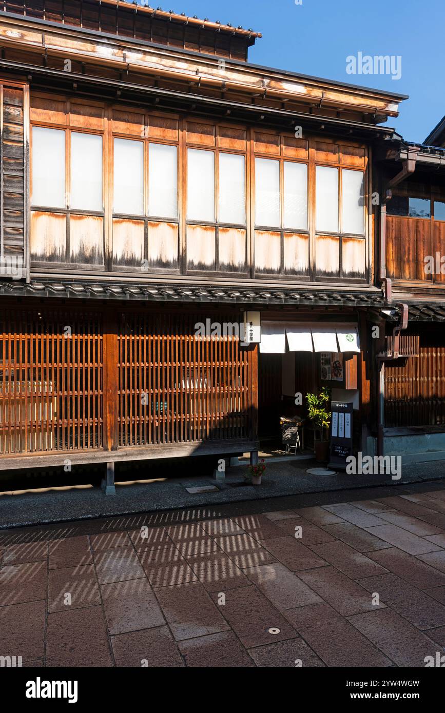 Stadthäuser in einem traditionellen Chaya-Viertel in Kanazawa (Kanazawa/Japan) Stockfoto