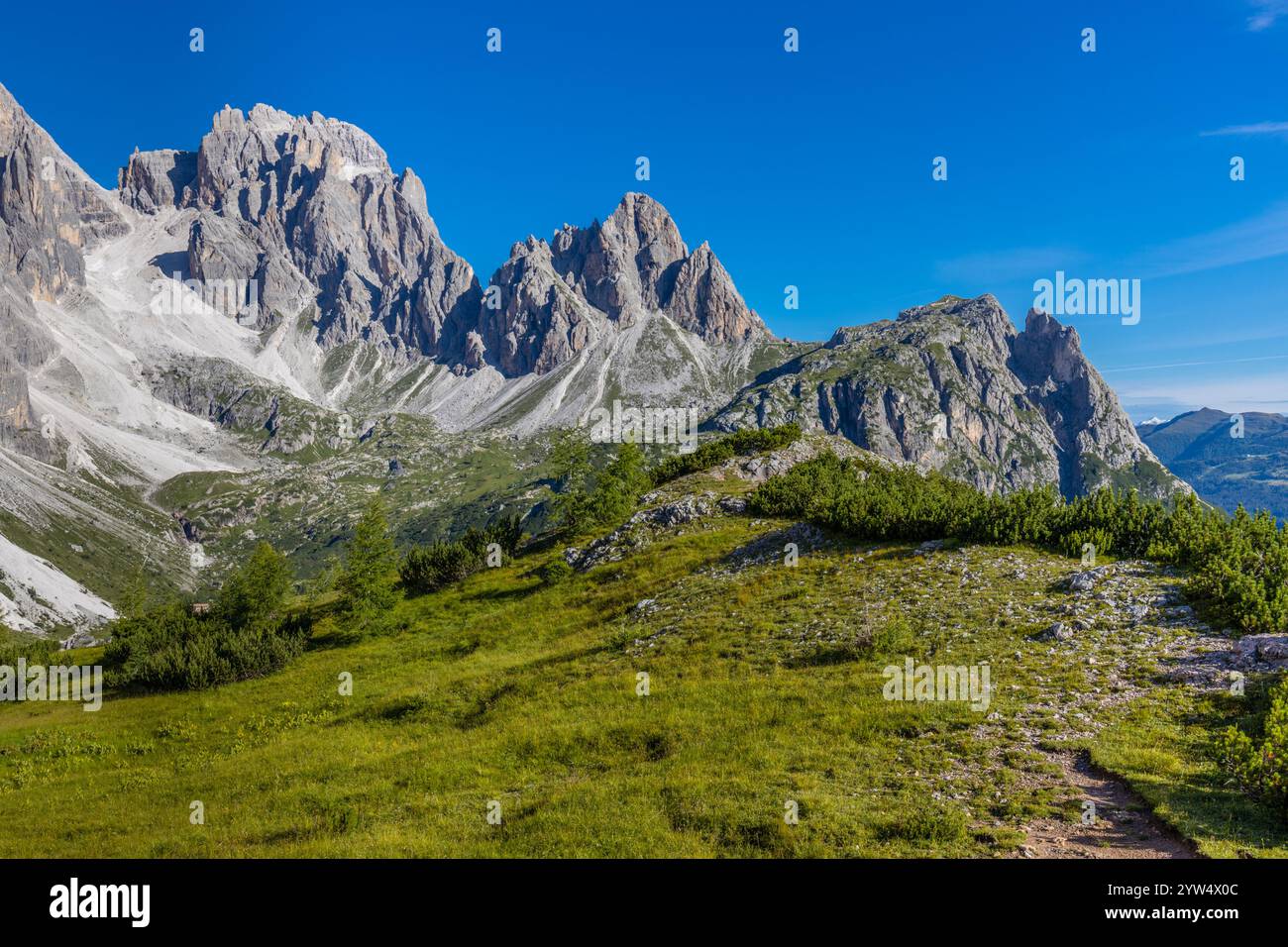 Monte Popera Dolomiten wunderschöne Landschaft. Malerischer felsiger Gipfel der Dolomiten in Italien. Felsiger Blick auf den Gipfel an einem sonnigen Sommertag Stockfoto