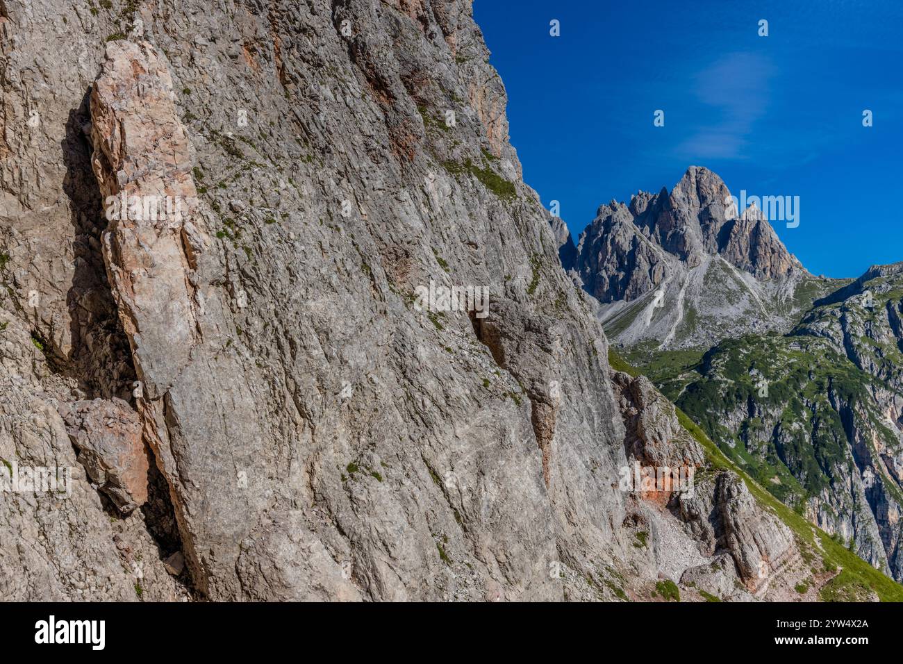 Monte Popera Dolomiten wunderschöne Landschaft. Malerischer felsiger Gipfel der Dolomiten in Italien. Felsiger Blick auf den Gipfel an einem sonnigen Sommertag Stockfoto