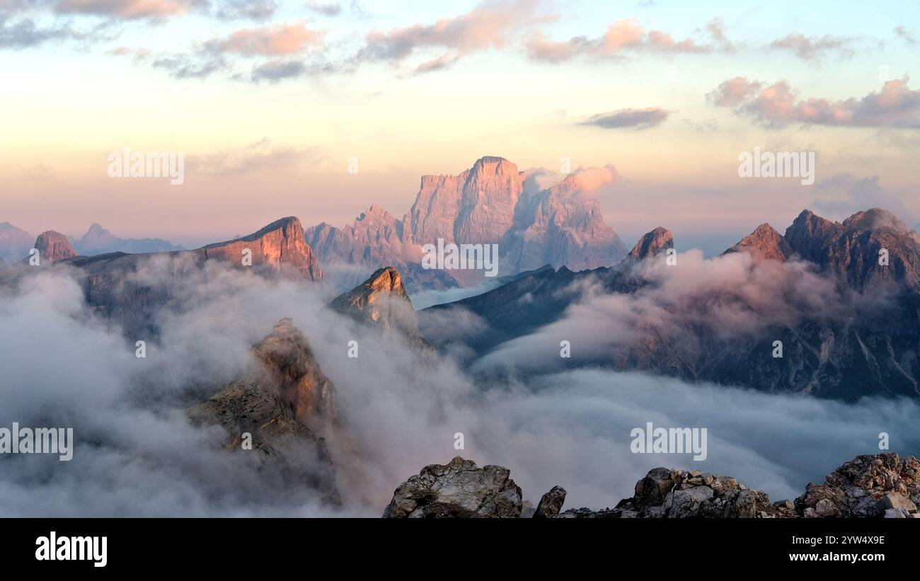 Tramonto dalla cima del Monte Averau, con vista sul Monte Pelmo e Rifugio Nuvolau. Magica ora blu in una sera d'Estate sulle Dolomiti. Stockfoto
