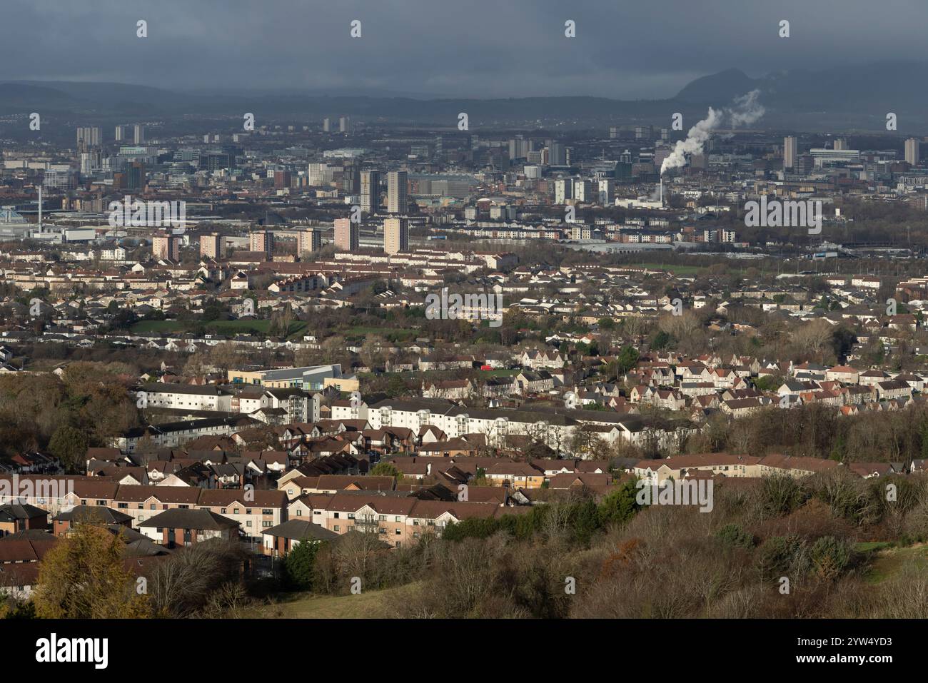 Der Blick von Cathkin Braes, am südlichen Rand von Glasgow, mit Blick nach Norden in Richtung der Stadt, in Glasgow, Schottland, am 22. November 2024. Stockfoto