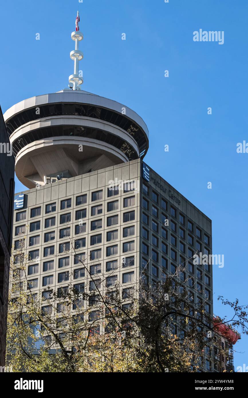 Skyline der Innenstadt von Vancouver. Blick auf den Vancouver Aussichtsturm vor blauem Himmel von der Straße. Moderner architektonischer Hintergrund. Reisefoto Stockfoto