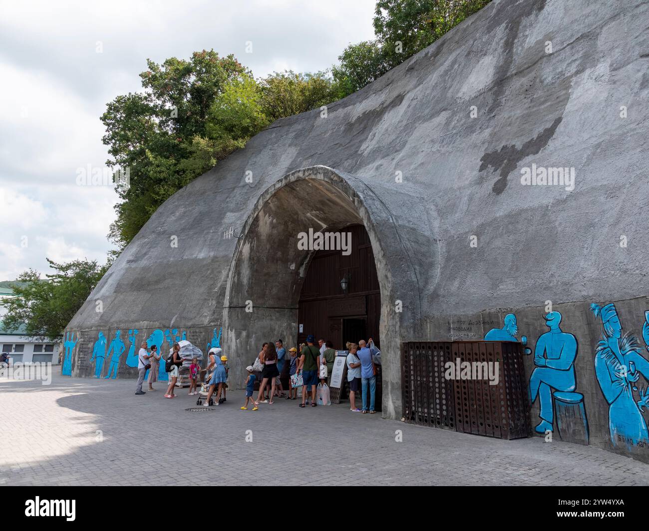 Abrau Durso, Russland 28. August 2024: Shop Sekt Grotto befindet sich am Ufer des Abrau-Sees. Stockfoto