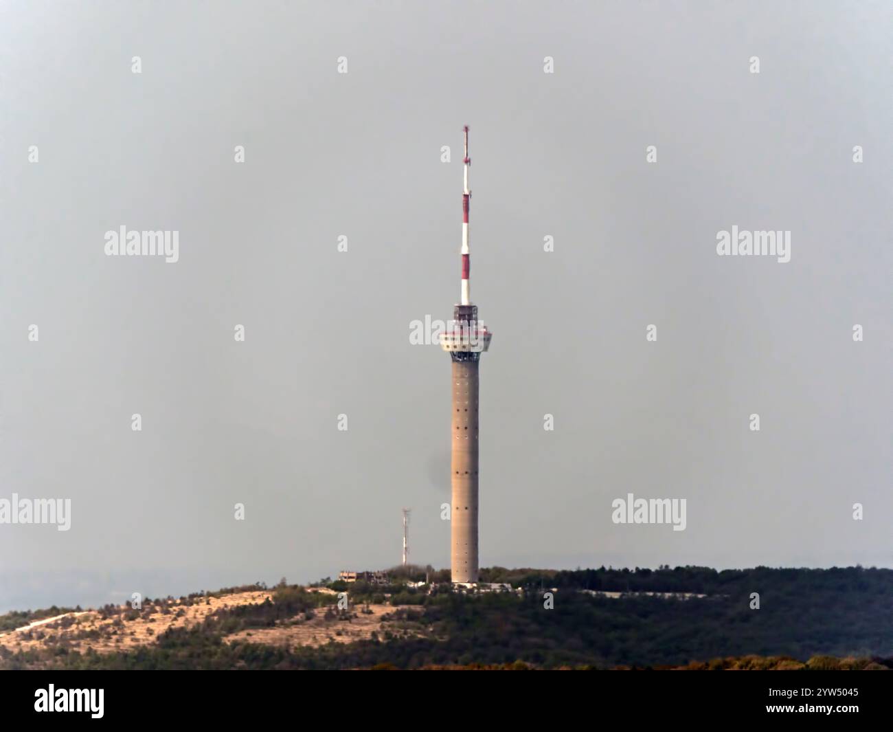 Noworossijsk hoher Fernsehturm und Fernsignal-Repeater. Stockfoto