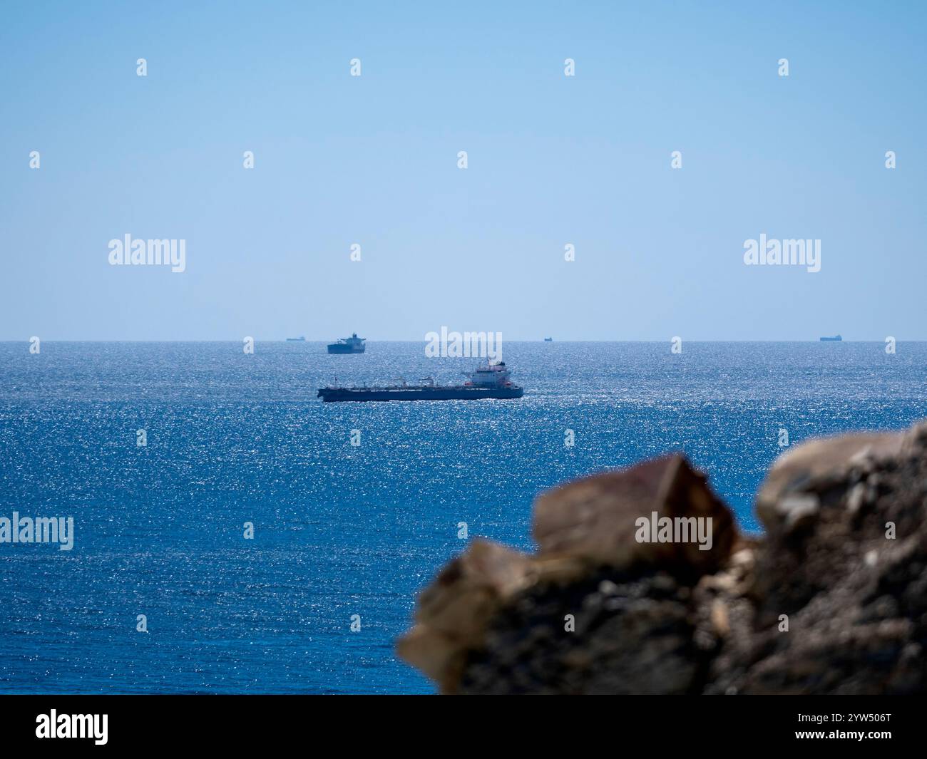 Seefracht segelt mitten im Ozean mit großen Wellen. Stockfoto