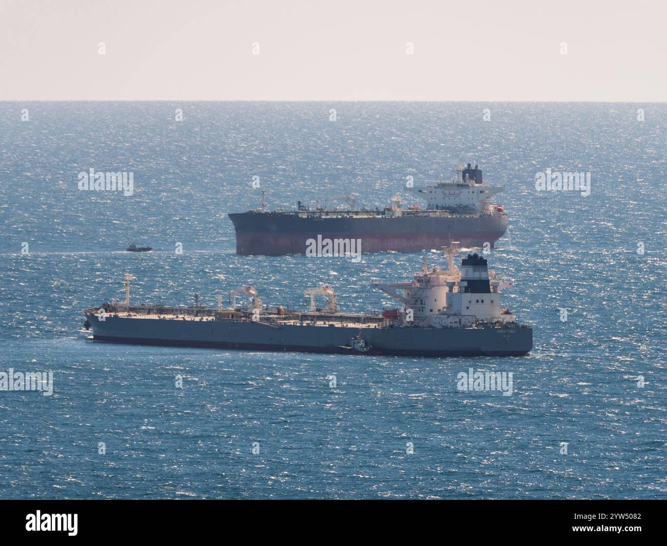 Seefracht segelt mitten im Ozean mit großen Wellen. Stockfoto