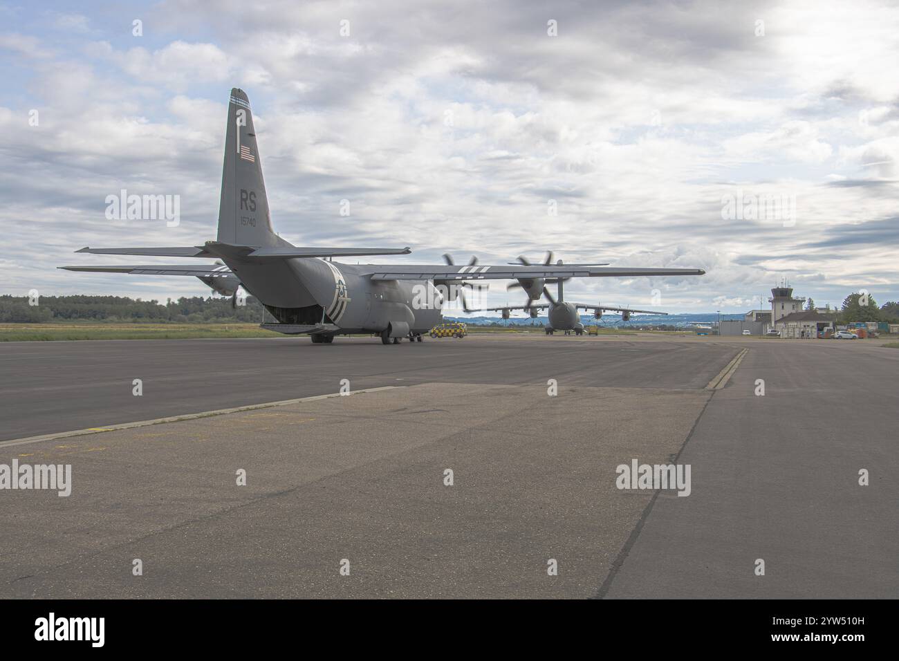 A C-130 Herkules der US Air Force während einer NATO-Übung: Ikonische Militärtransportflugzeuge in Aktion, liefern Truppen, Ausrüstung und Vorräte Stockfoto