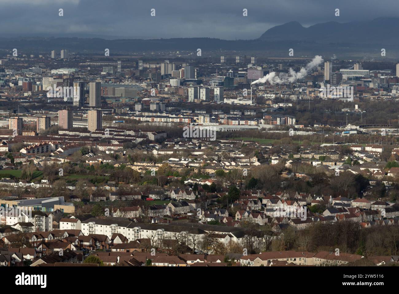 Der Blick von Cathkin Braes, am südlichen Rand von Glasgow, mit Blick nach Norden in Richtung der Stadt, in Glasgow, Schottland, am 22. November 2024. Stockfoto