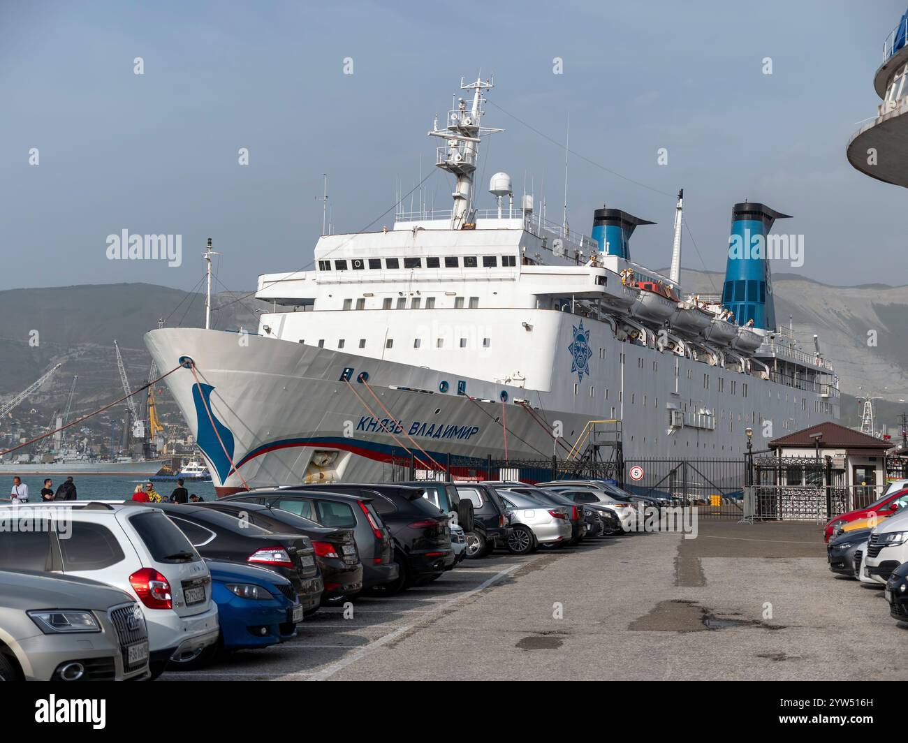 Das Schiff Prinz Vladimir am Pier. Russland, Region Krasnodar, Noworossijsk, 22. März 2024. Stockfoto