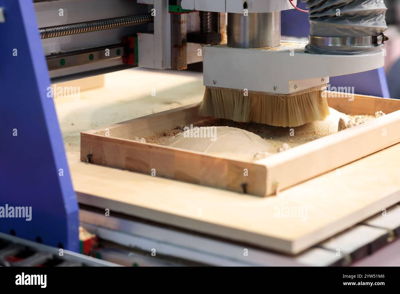 Nahaufnahme einer CNC-Fräsmaschine, die Holz schnitzt. Selektiver Fokus. Stockfoto