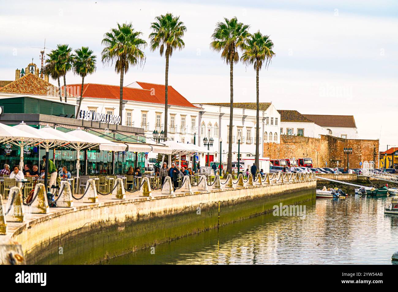 Faro, Portugal, Europa, Altstadt, Hafenpromenade, Palmen, Tourismus, mediterrane Architektur, Restaurants, CafÃ, historisches Gebäude, Freizeit, Küstenregion, lokale Wirtschaft, Nachhaltigkeit, Erholung, Symbolfoto für mediterranes Lebensgefühl, Stadttourismus und die Bedeutung kultureller Vielfalt im Küstentourismus. *** Faro, Portugal, Europa, Altstadt, Hafenpromenade, Palmen, Tourismus, mediterrane Architektur, Restaurants, Cafés, historische Gebäude, Freizeit, Küstenregion, lokale Wirtschaft, Nachhaltigkeit, Erholung, symbolisches Foto für mediterranen Lebensstil, Stadttourismus und das i Stockfoto