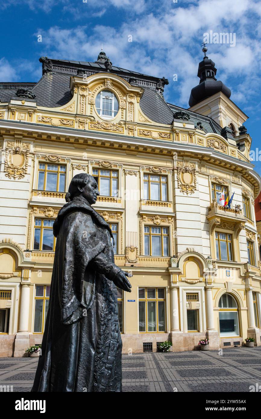 Statue des Barons Samuel von Brukenthal vor dem Rathaus, Piața Mare (großer Platz), Sibiu, Siebenbürgen, Rumänien Stockfoto