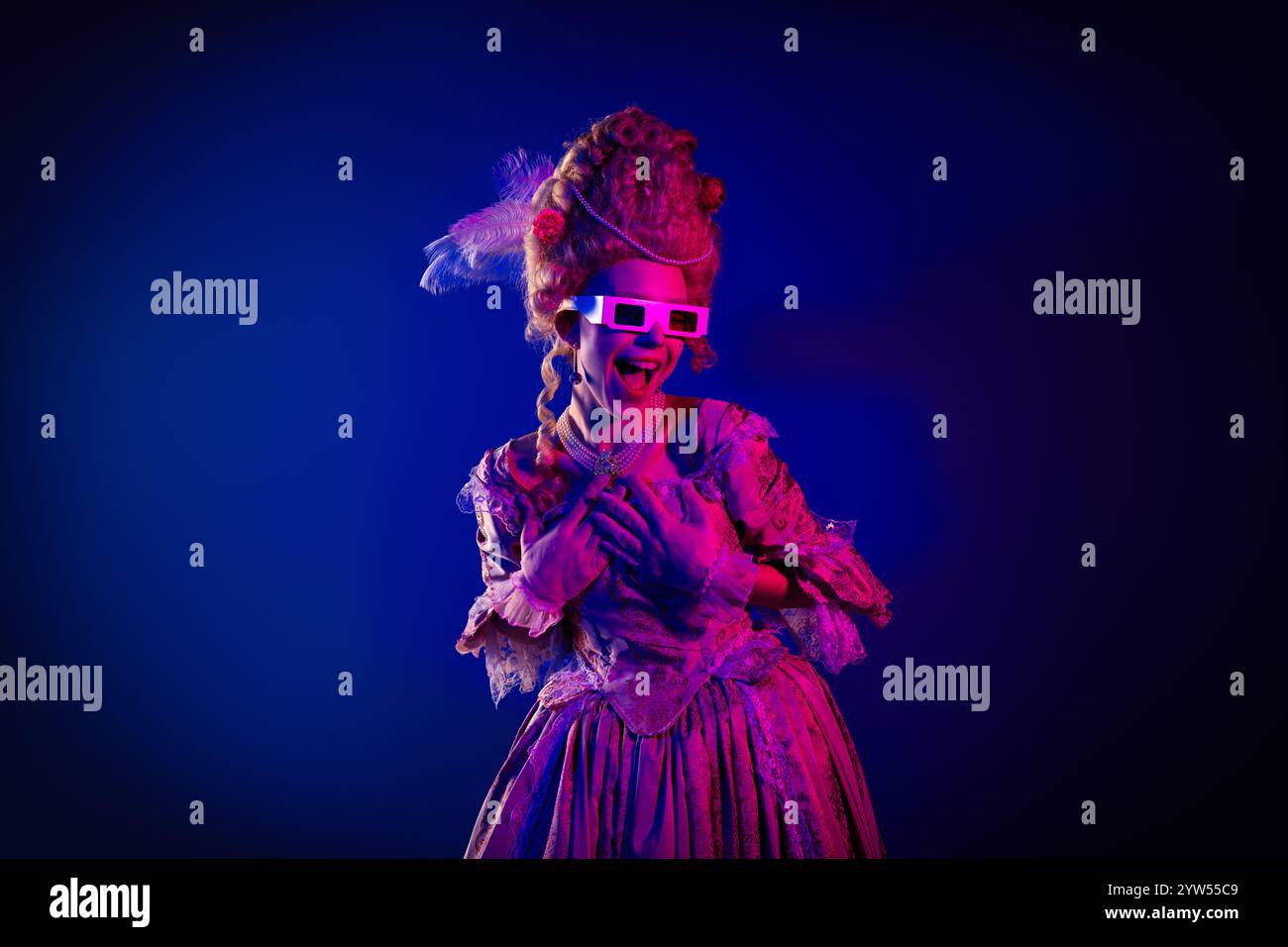 Foto von aufgeregten positiven marie antoinette tragen reichhaltiges Kleid 3D-Brille Leere Raum isolierter blauer Hintergrund Stockfoto