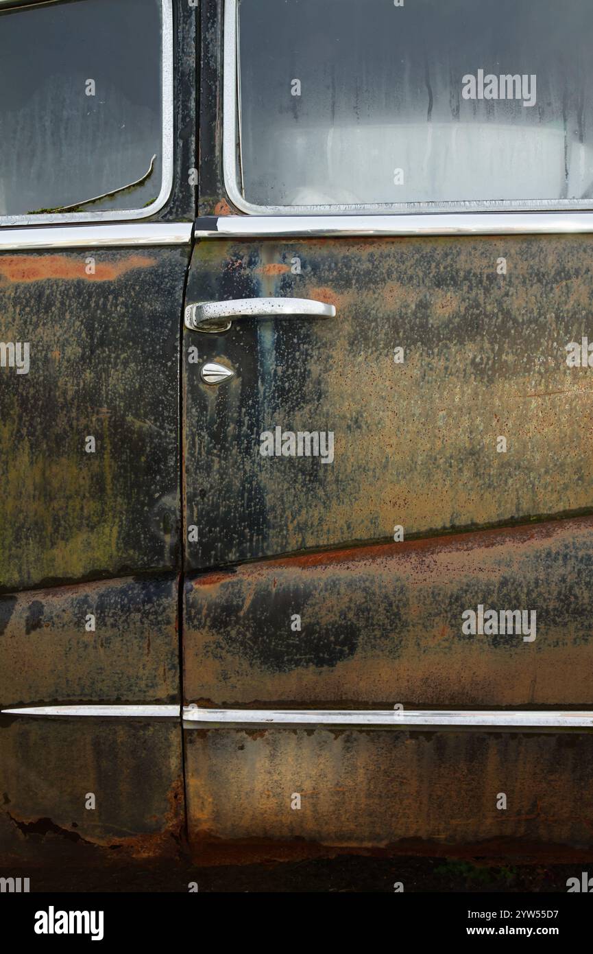 Tür Eines klassischen Vintage Buick Eight Roadmaster Automobile mit Rost, Weathered and Peeling Lack, UK Stockfoto