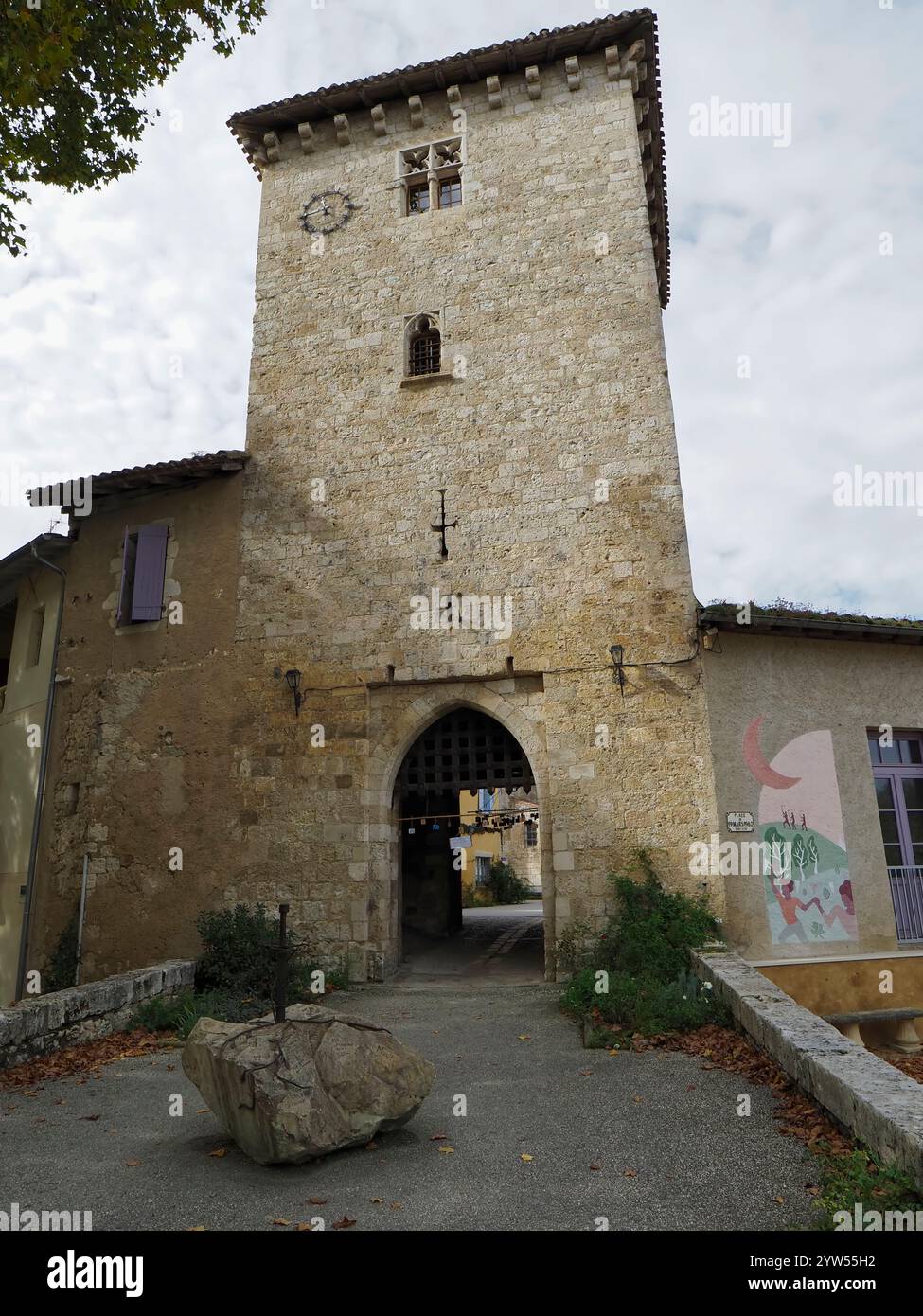 Ein befestigter Turm mit einem Portcullis markiert den Eingang zu Sarrant, Gemeinde, Gers, Frankreich, Europa Stockfoto