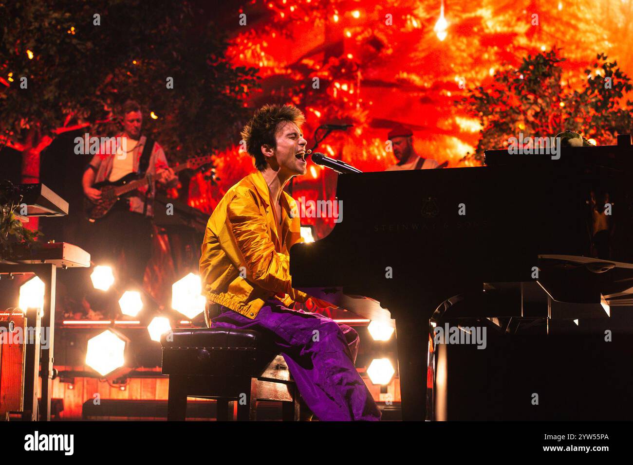 8. Dezember 2024, Manchester, Vereinigtes Königreich: Englischer Sänger, Songwriter, Multiinstrumentalist, Produzent und Pädagoge, JACOB COLLIER, tritt 2025 in der AO Arena auf seiner „Jesse Vol. 4“ World Tour auf. Seine Musik verbindet eine Kombination aus Jazz und Elementen aus anderen Musikrichtungen und weist oft umfangreiche Reharmonisationen und enge Harmonie auf. (Kreditbild: © Myles Wright/ZUMA Press Wire) NUR REDAKTIONELLE VERWENDUNG! Nicht für kommerzielle ZWECKE! Stockfoto