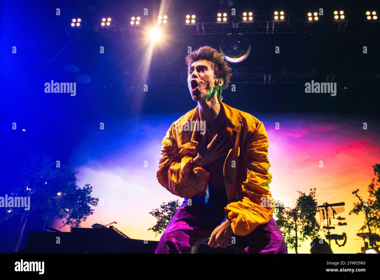 8. Dezember 2024, Manchester, Vereinigtes Königreich: Englischer Sänger, Songwriter, Multiinstrumentalist, Produzent und Pädagoge, JACOB COLLIER, tritt 2025 in der AO Arena auf seiner „Jesse Vol. 4“ World Tour auf. Seine Musik verbindet eine Kombination aus Jazz und Elementen aus anderen Musikrichtungen und weist oft umfangreiche Reharmonisationen und enge Harmonie auf. (Kreditbild: © Myles Wright/ZUMA Press Wire) NUR REDAKTIONELLE VERWENDUNG! Nicht für kommerzielle ZWECKE! Stockfoto