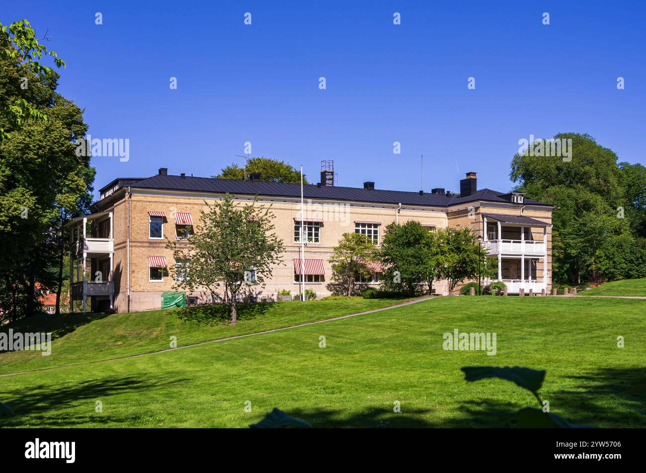 Architektur, zum Zeitpunkt der Fotografie eine ambulante psychiatrische Klinik im Bohus Festung Park, Kungälv, Bohuslän, Västra Götalands län, Schweden. Stockfoto