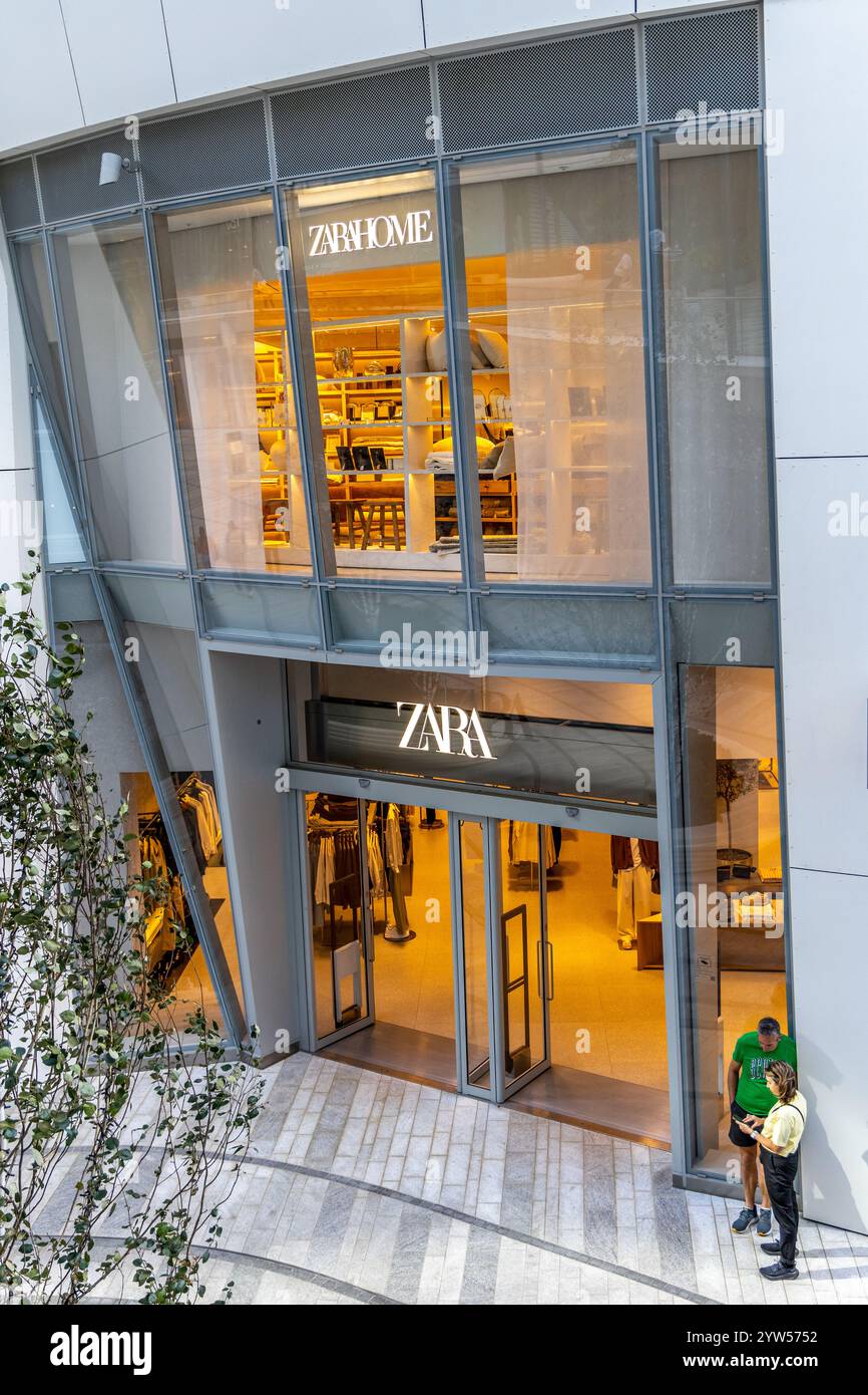 London, Großbritannien - 19. September 2024: Eingang und Schild für den Einzelhandel der Marke Zara im Ladenviertel Battersea. Stockfoto