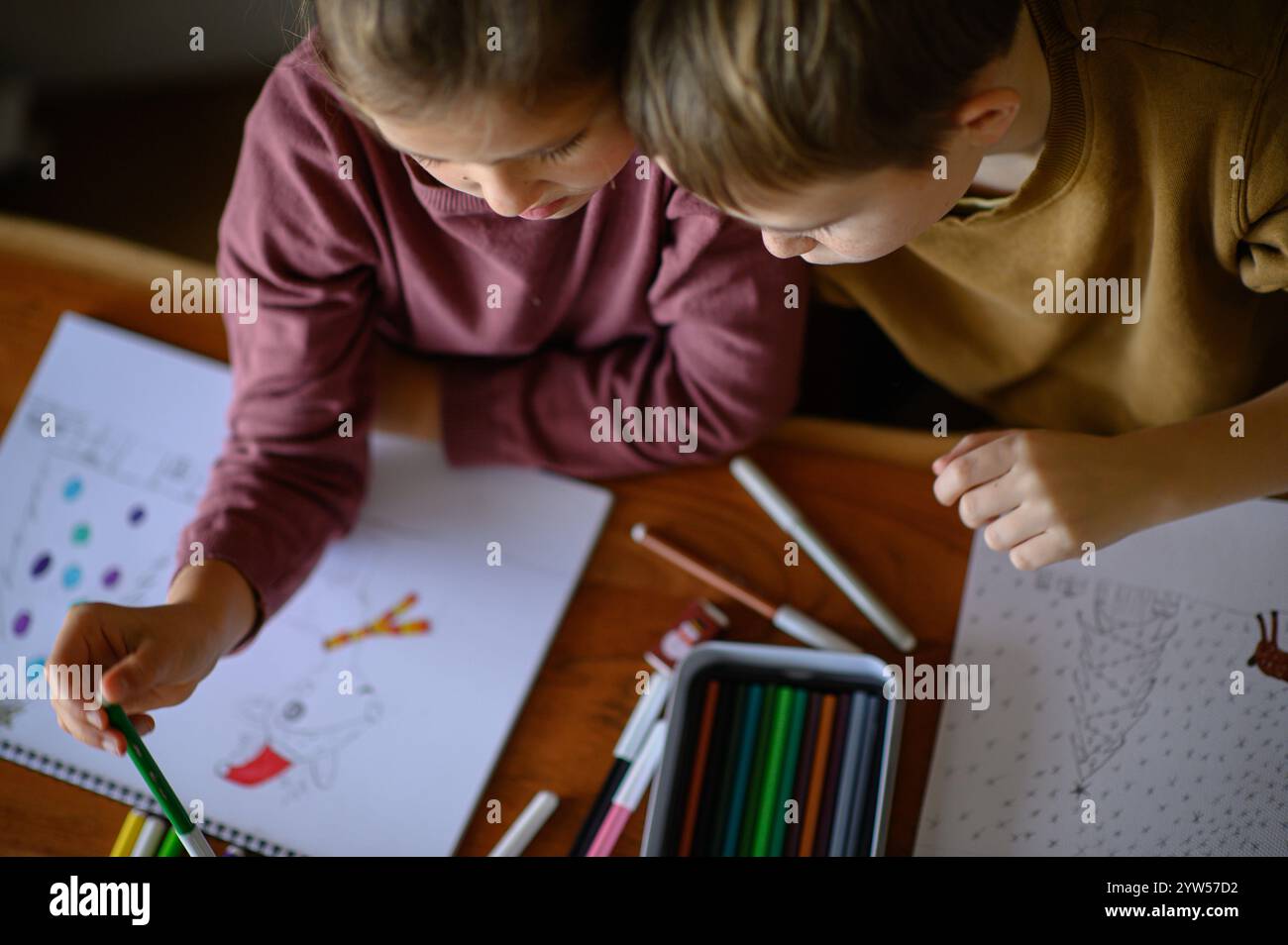 Junge und Mädchen lernen und zeichnen zusammen Stockfoto