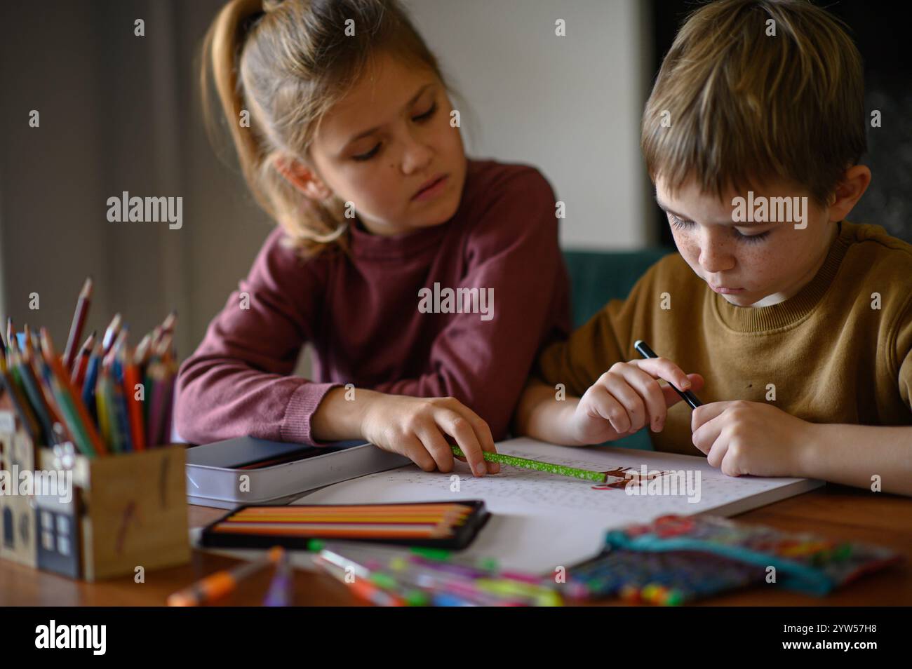 Junge und Mädchen lernen und zeichnen zusammen Stockfoto