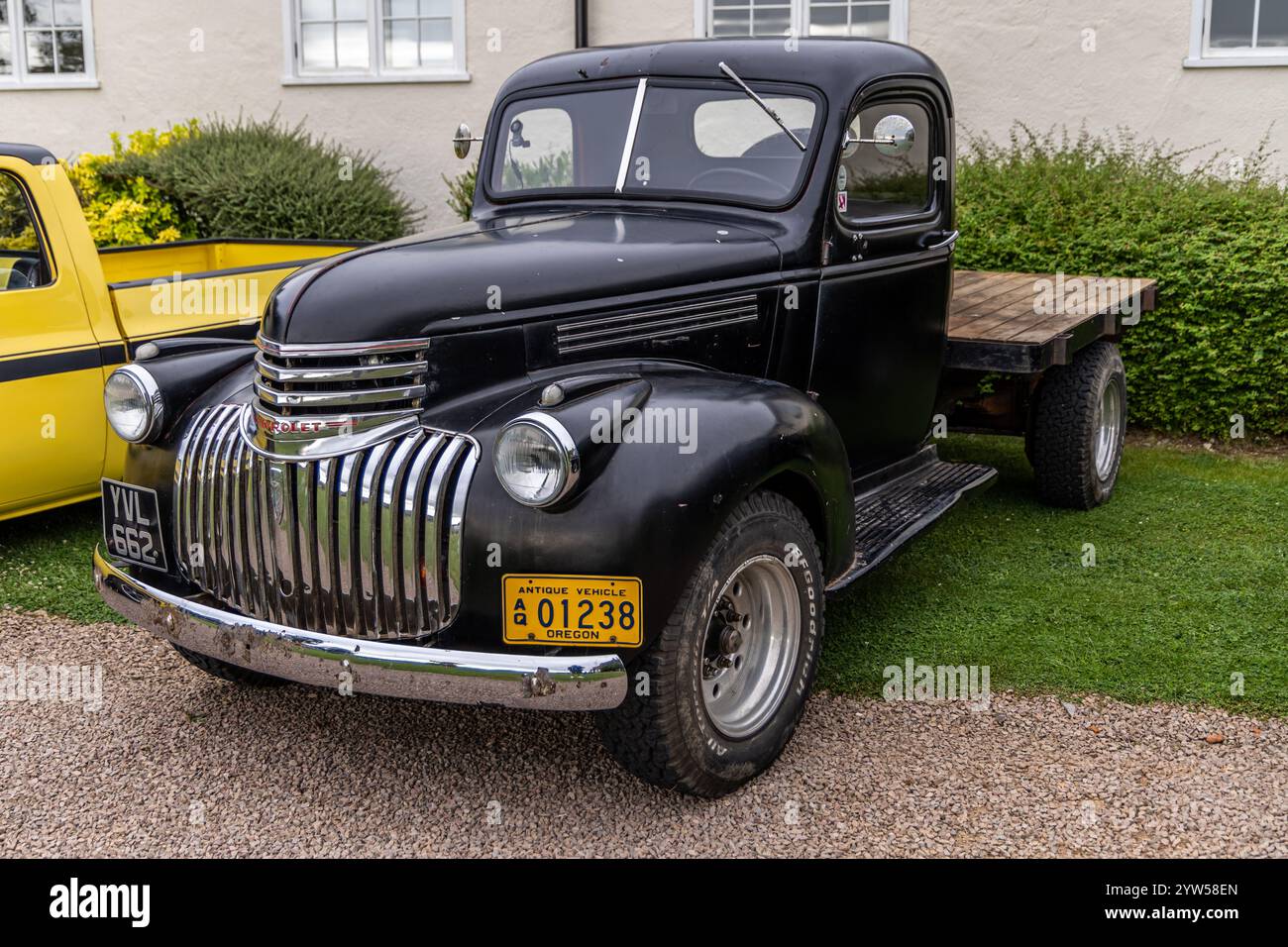 Bristol, Großbritannien – 11. August 2024: 1946 Chevrolet 1 2-Tonnen-Pickup. Es ist ein klassischer amerikanischer Pickup-Truck. Es verfügt über eine Einzelkabine mit einem Flachbett. Stockfoto