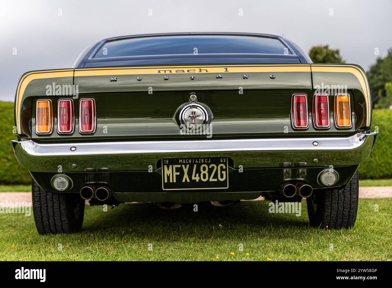 Bristol, Großbritannien, 11. August 2024: Rückansicht des dunkelgrünen Ford Mustang 1969 Mach 1. Stockfoto