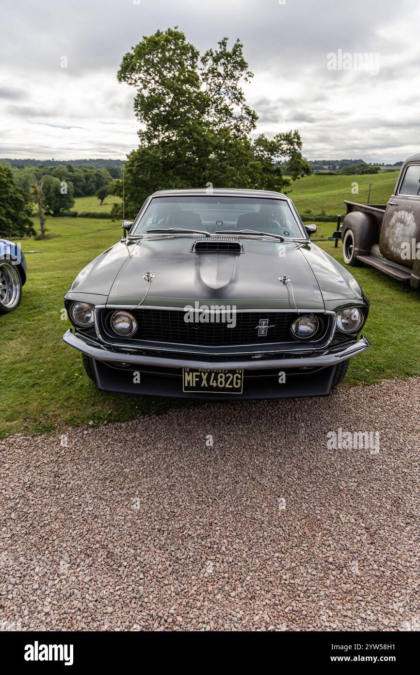 Bristol, Großbritannien, 11. August 2024: Vorderansicht des dunkelgrünen Ford Mustang 1969 Mach 1. Stockfoto