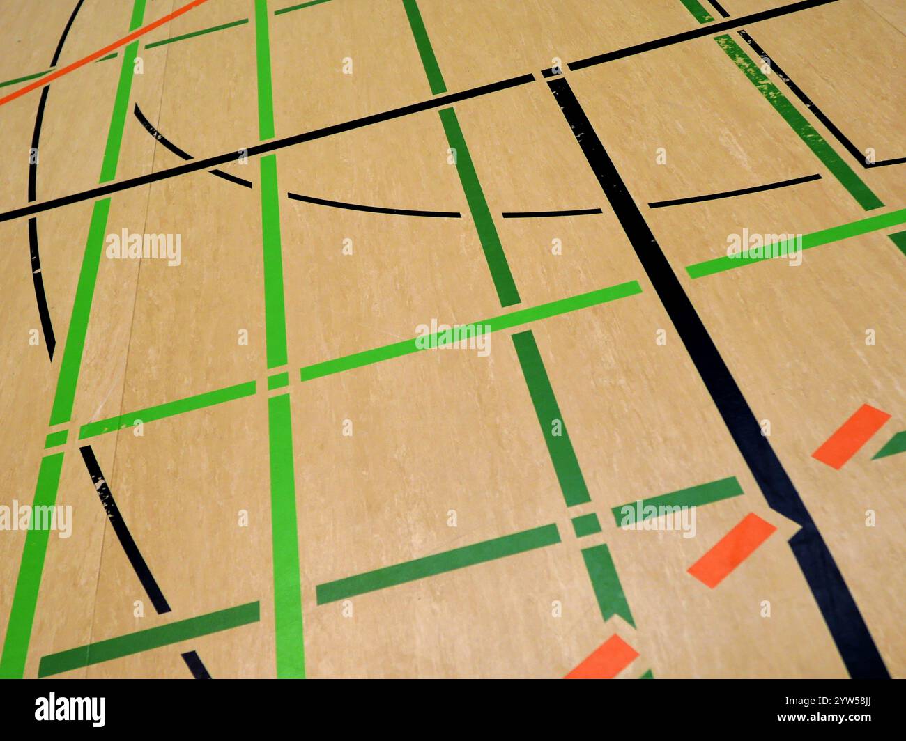 Hallenboden mit Markierungen für verschiedene Sportarten, perfekt für Schul- und Vereinstraining. Vielseitig einsetzbar für Sportaktivitäten in der Halle. Stockfoto