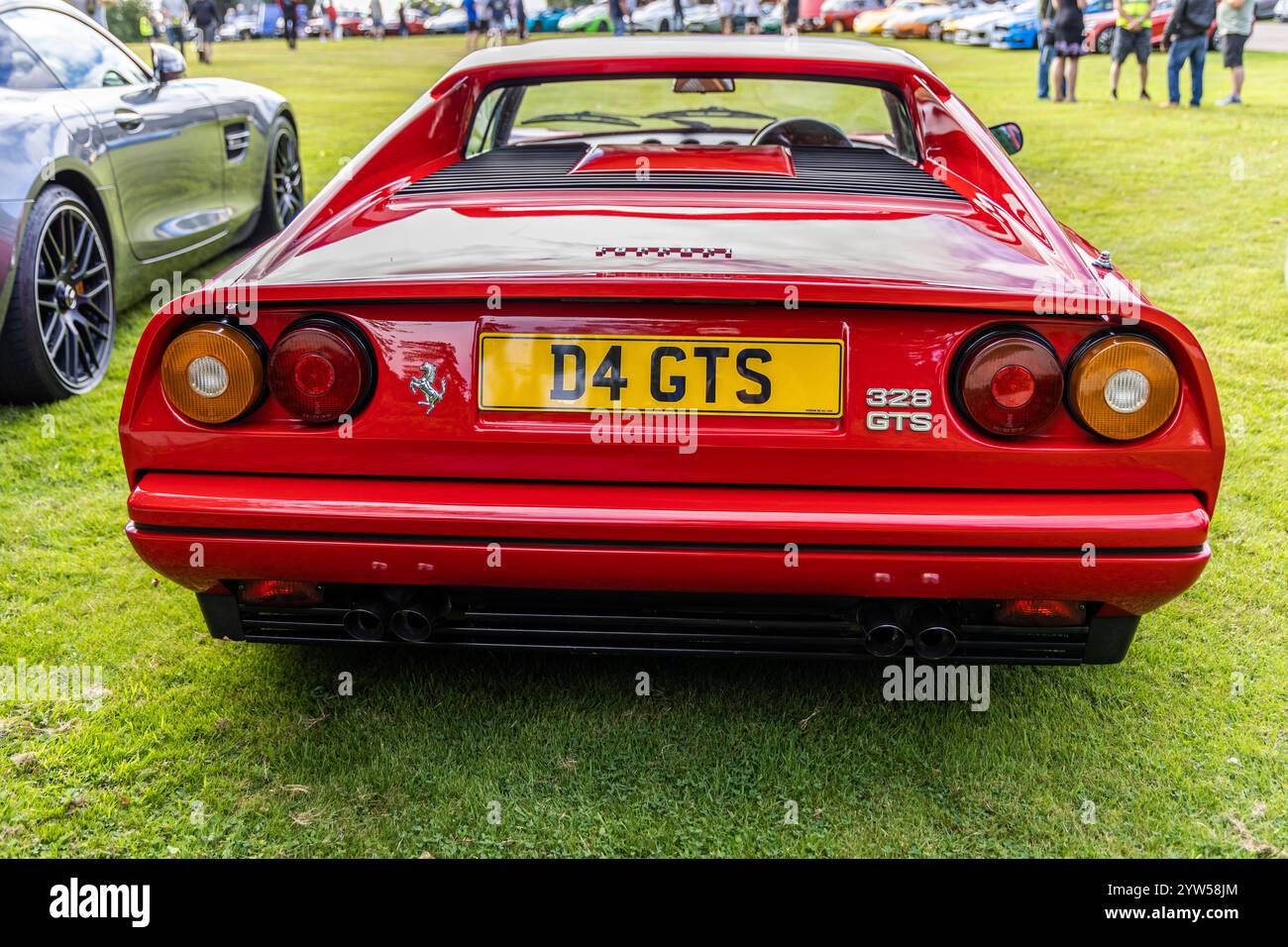 Bristol, Großbritannien, 11. August 2024: Rückseite des Red FERRARI 328 GTS 1989 Coupés, Oldtimer-Treffen. Stockfoto
