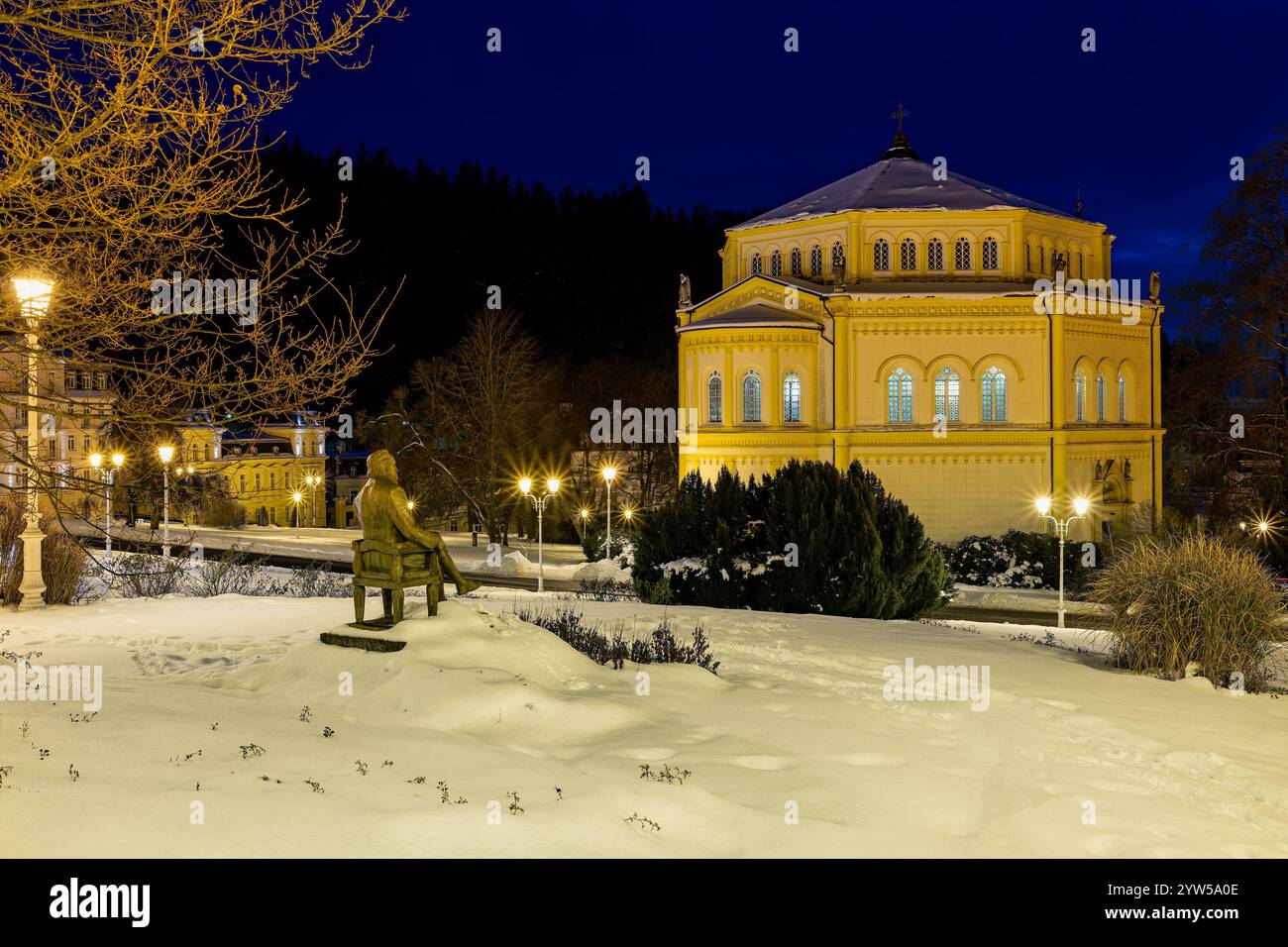 Goethe-Platz Marianske Lazne - Katholische Kirche der Himmelfahrt der Jungfrau Maria, Gedenkstätte für den deutschen Dichter J. W. Goethe - Winterabend Stockfoto