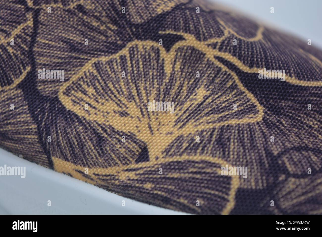 Ein ungewöhnlicher violetter, oranger Hintergrund mit einem Muster in Form von Blättern. Dichtes Baumwollgewebe mit einzigartiger Farbe. Stockfoto