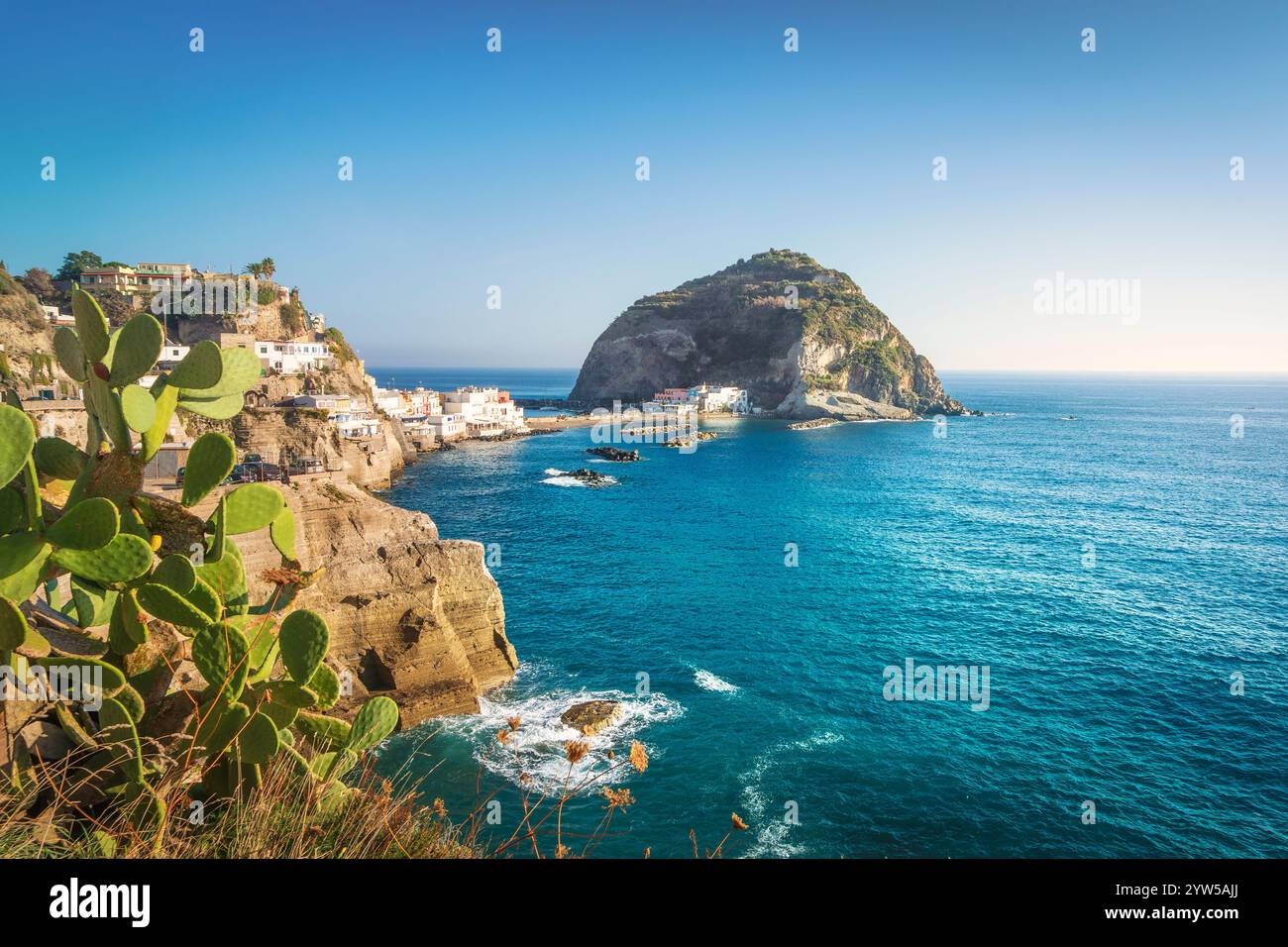 Insel Ischia, Strand Sant Angelo und Insel. Reiseziel in der Inselgruppe der Phlegräischen Inseln in der Nähe des Golfs von Neapel in der Region Kampanien, Italien Stockfoto