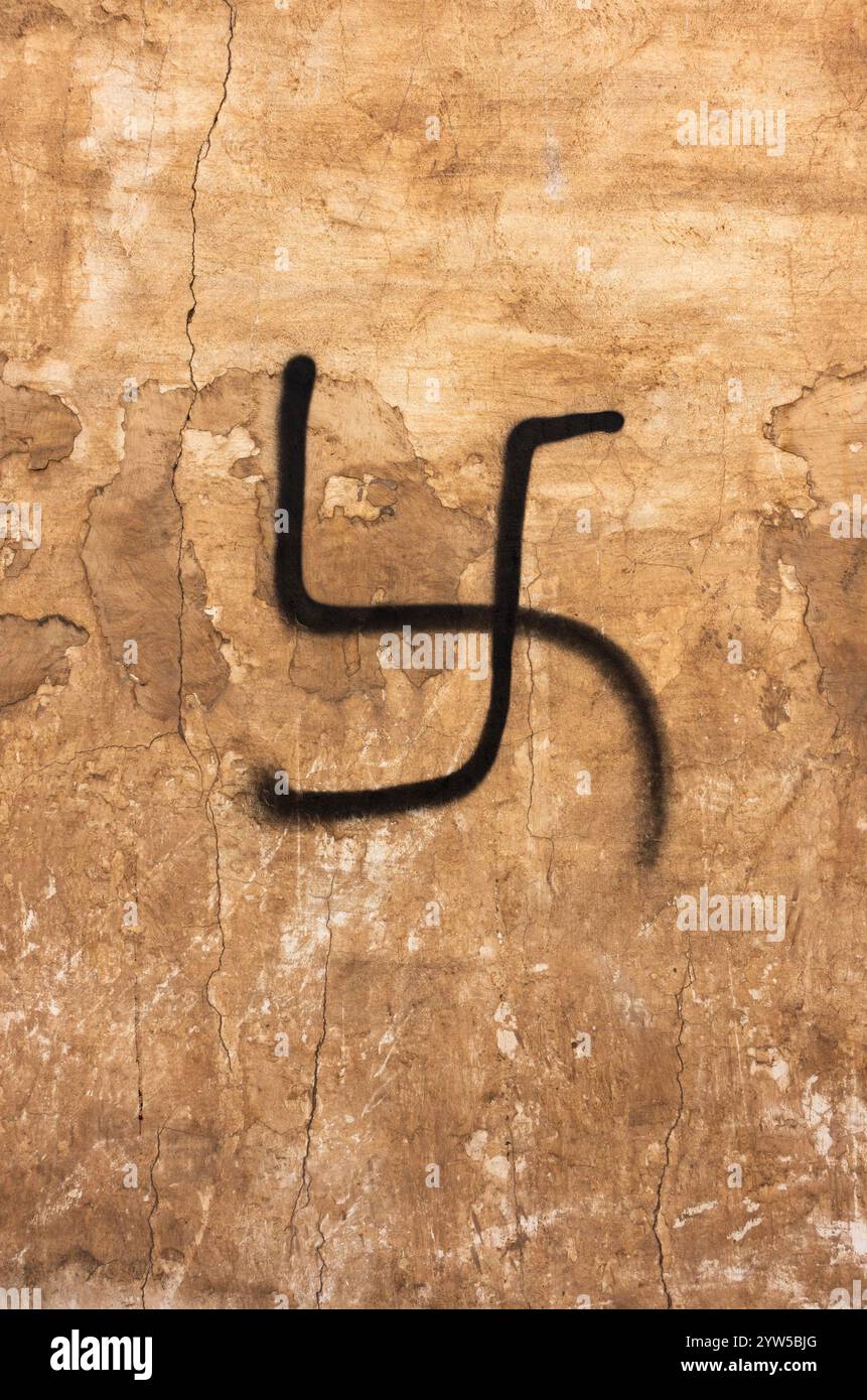 Hakenkreuz Graffiti an der Wand Stockfoto